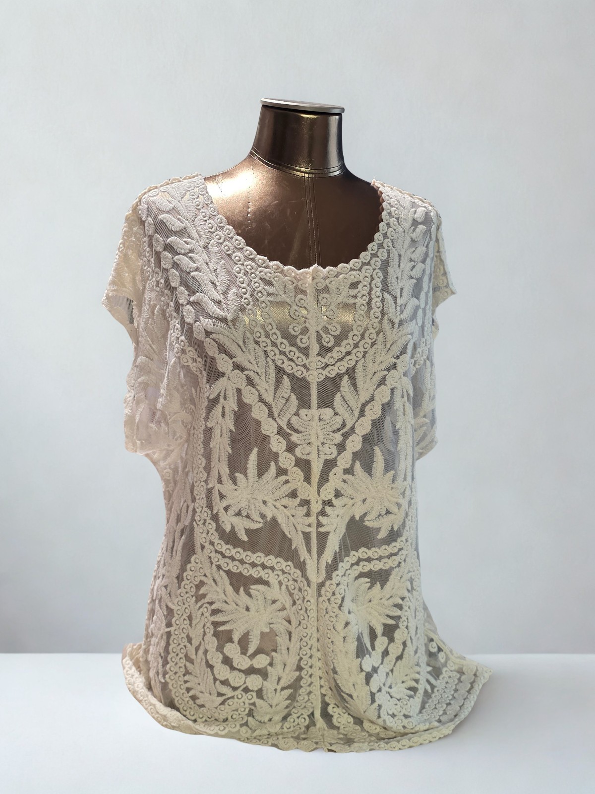 Bohemian Women’s Cream Lace Top Size L Short Sleeves Round Neck Boho EUC