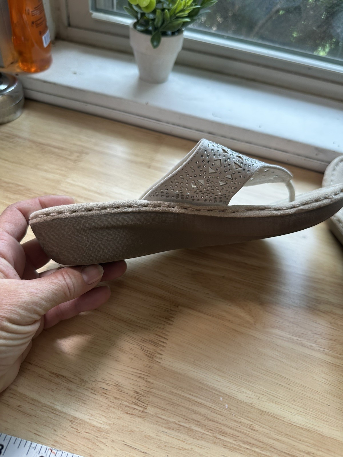 Mountain Sole Women’s Sandal White decorative cut white rhineston Size 7
