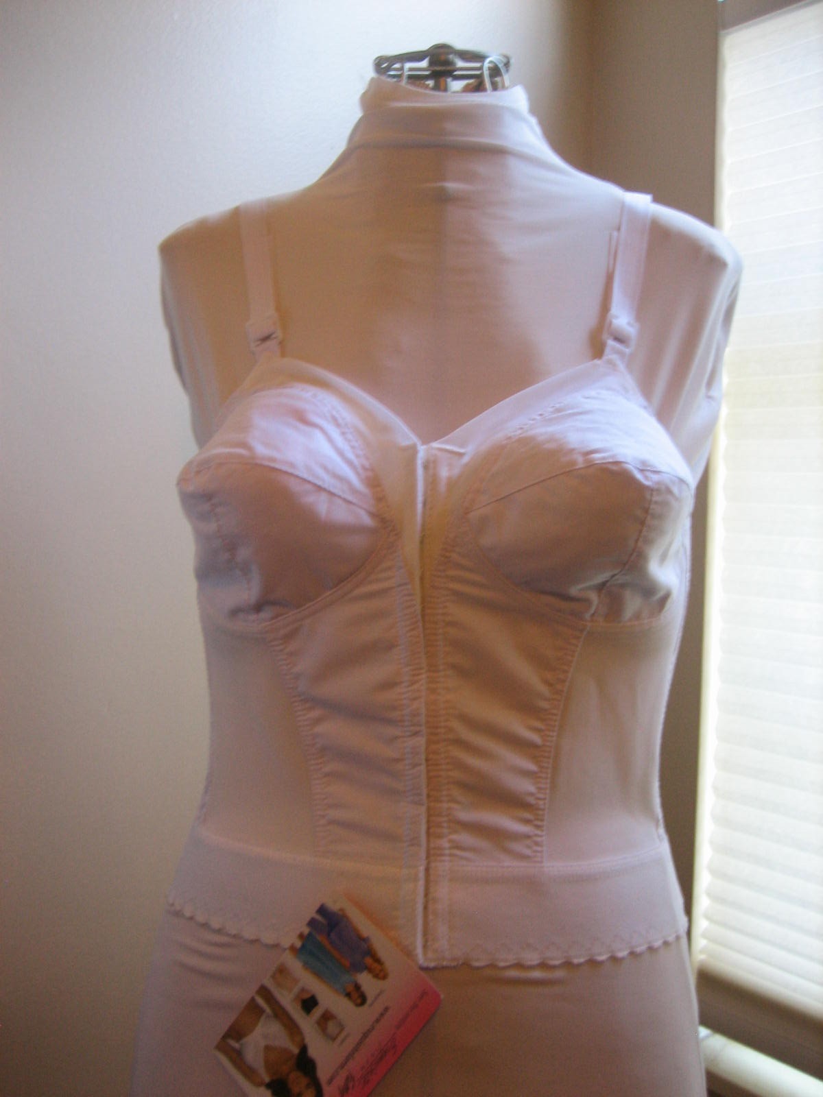NWT – EXQUISITE FORM White Long Line Bra, 15 Front Hooks – Size 38D