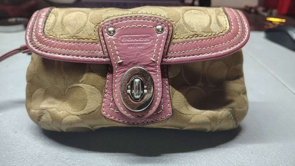 Vintage Coach Legacy Signature C Turnlock Wristlet – Khaki/Pink Y2K