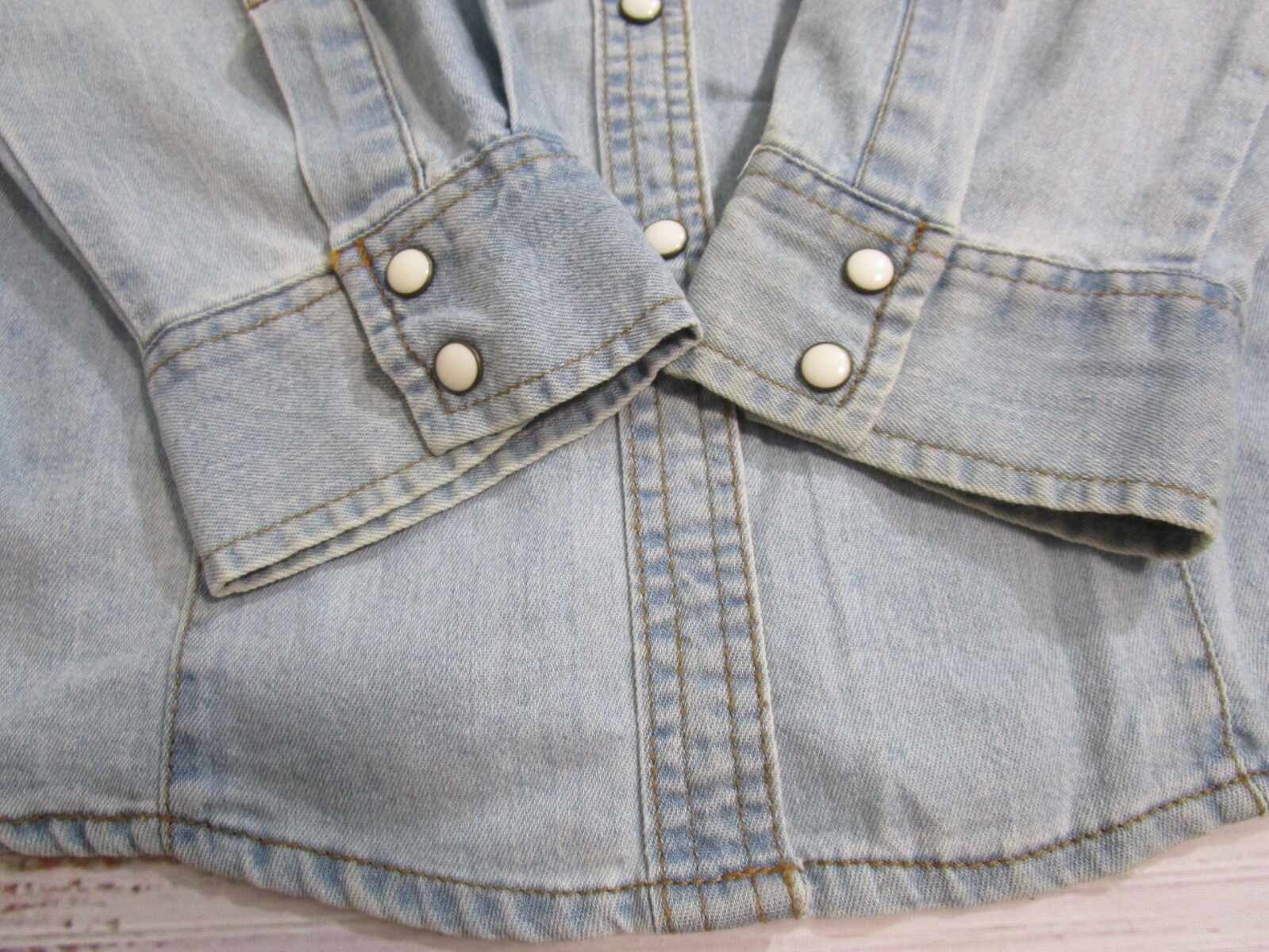 Bit & Bridle Light Wash Denim Long Sleeve Lace Accent Pearl Snap Cowgirl Shirt L
