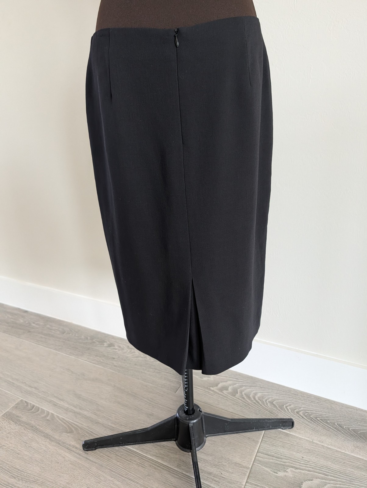 $650 Escada wool black and white straight midi skirt 40 10 L