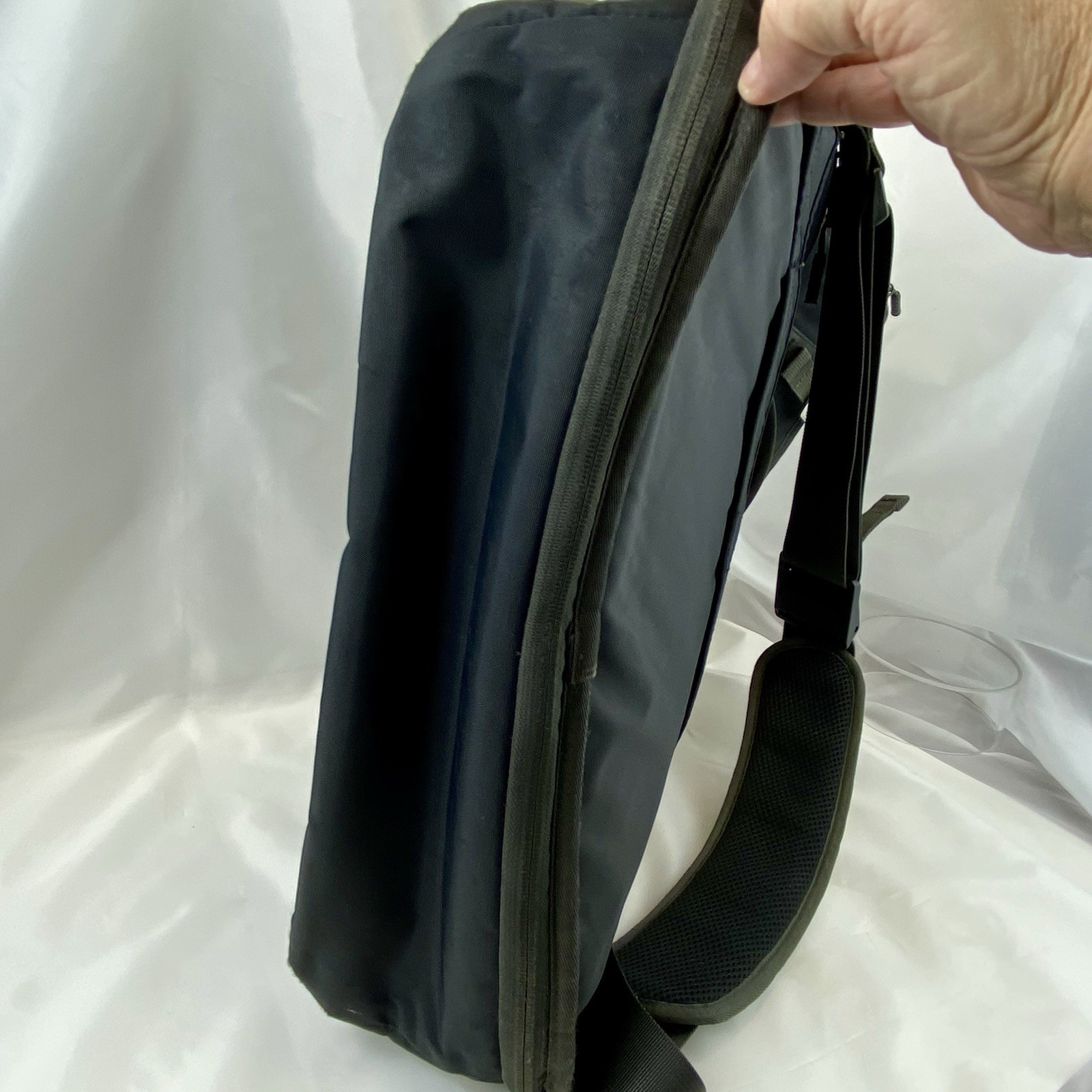 Timbuk2 Command Messenger Bag Black/Grey Crossbody Padded Laptop Measure 17/13/4