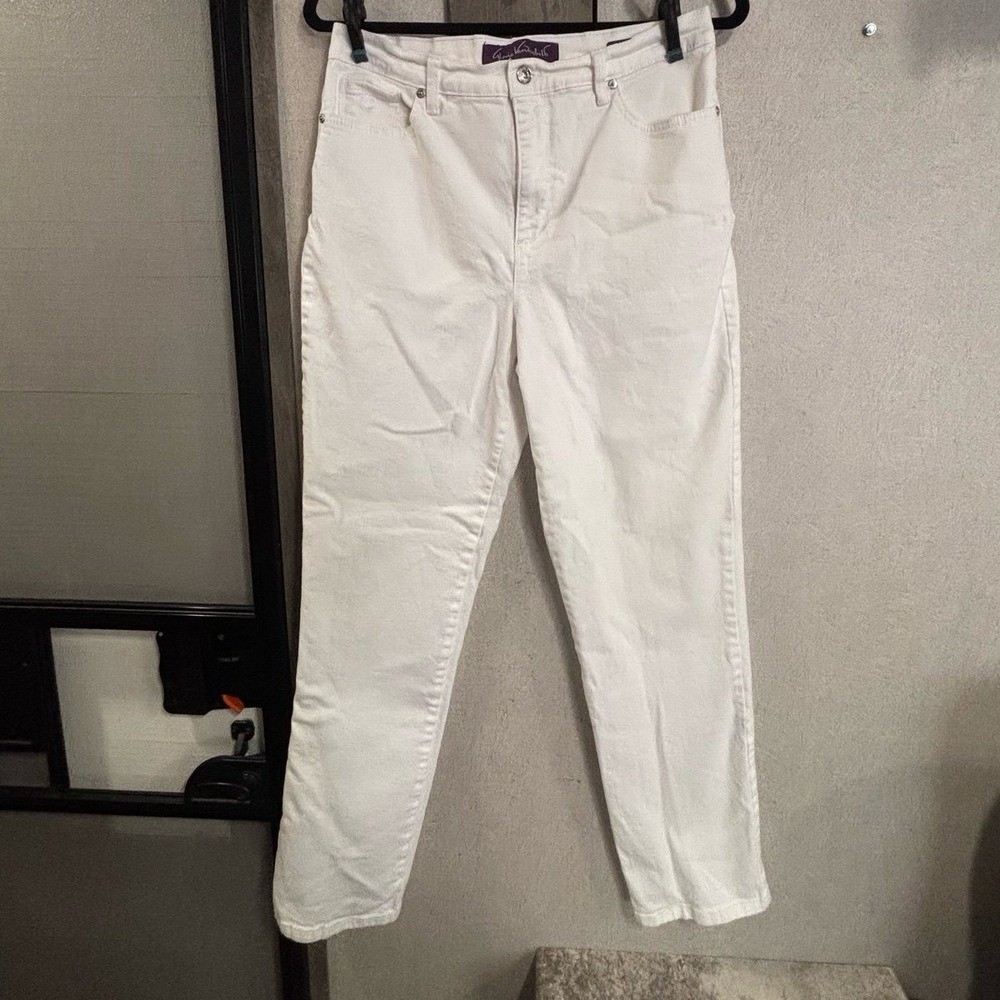 Gloria Vanderbilt Womens Size 10 Amanda Stretch White Jeans. 98% Cotton, 2% Elas