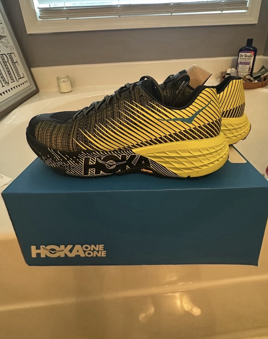 HOKA ONE ONE EVO Speedgoat Men’s Low Top Lace-Up Sneakers Black/Yellow 1110936