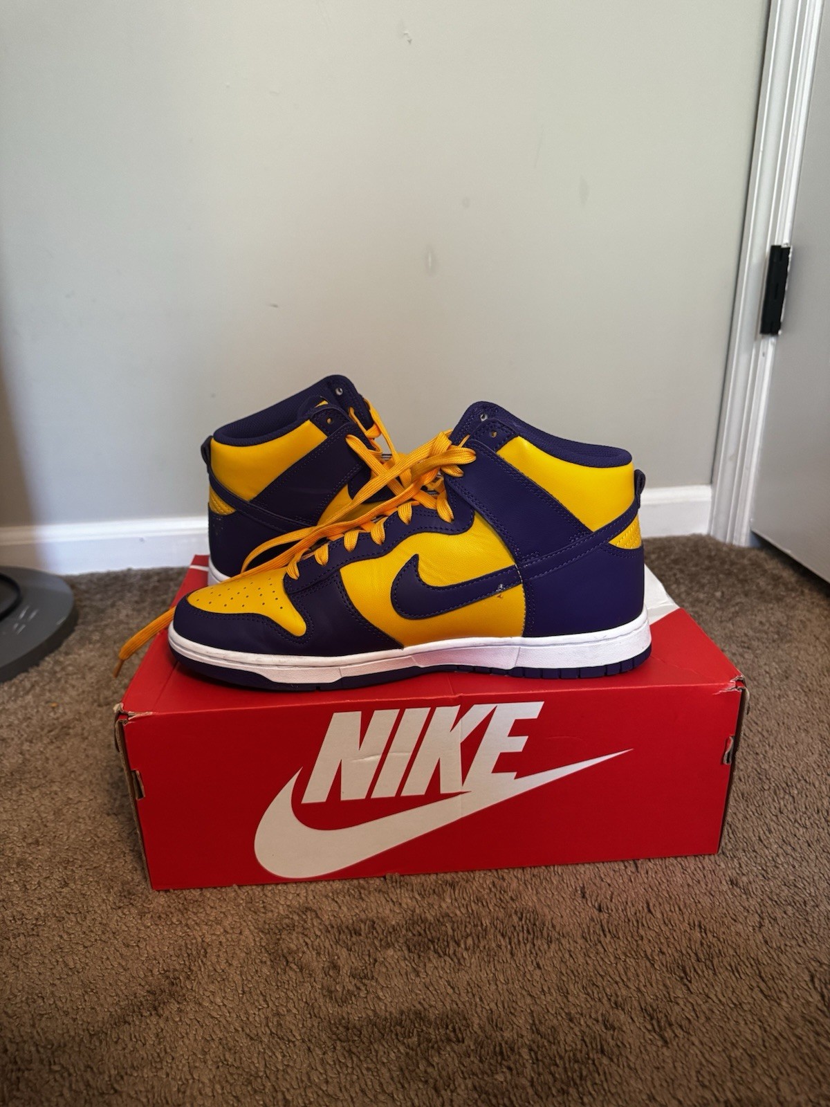 Nike Dunk Mid Top Lace-Up Sneaker Lakers Court Purple/University Gold DD1399-500