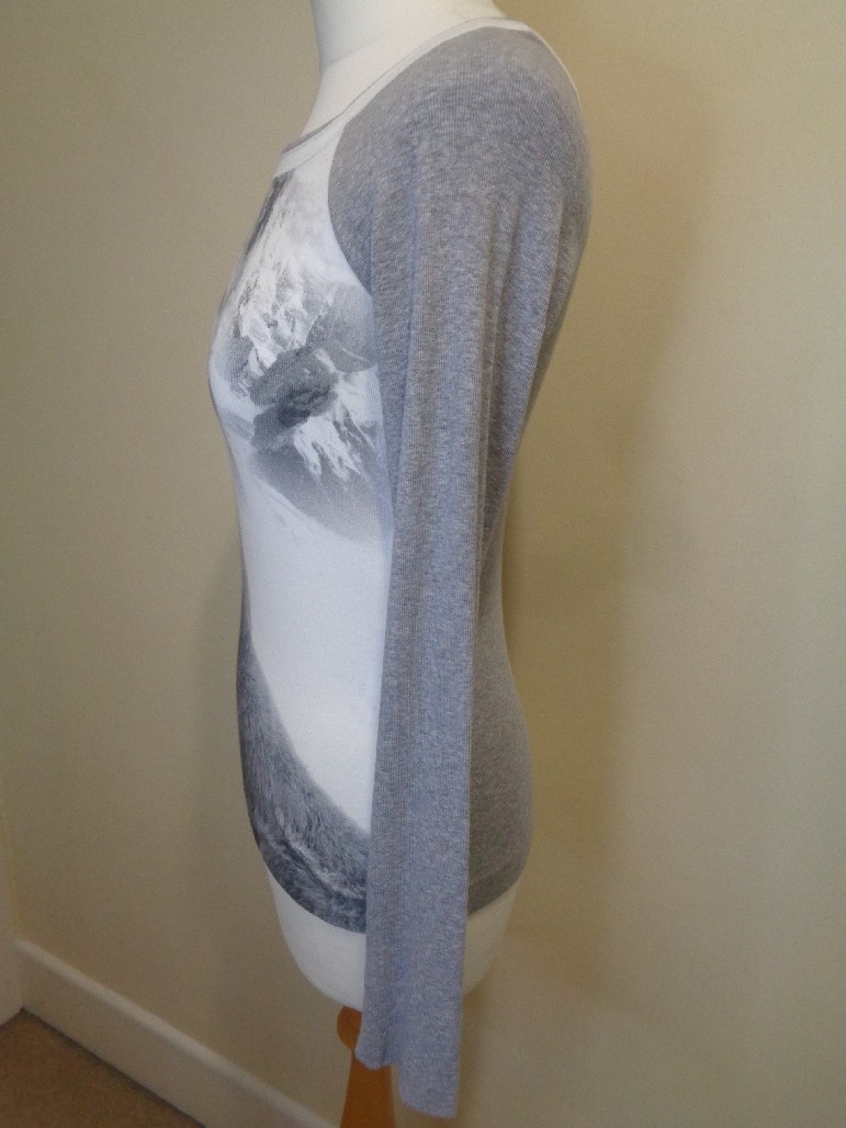 MARC CAIN GREY AND WHITE LONG SLEEVE POLAR BEAR PRINT T-SHIRT – SIZE 10 (N.2)