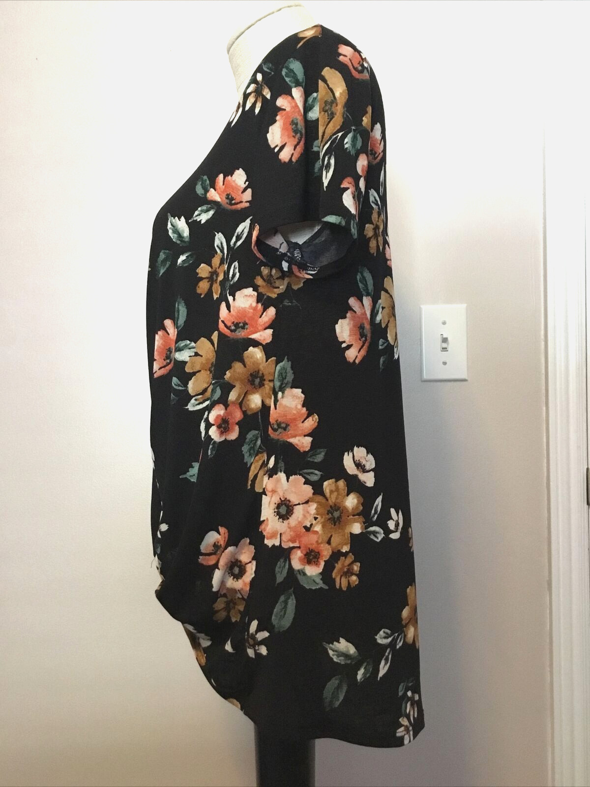 LIME N CHILI Black Floral Short Sleeve Twist Front Stretchy Hi-Lo Knit Top Sz S