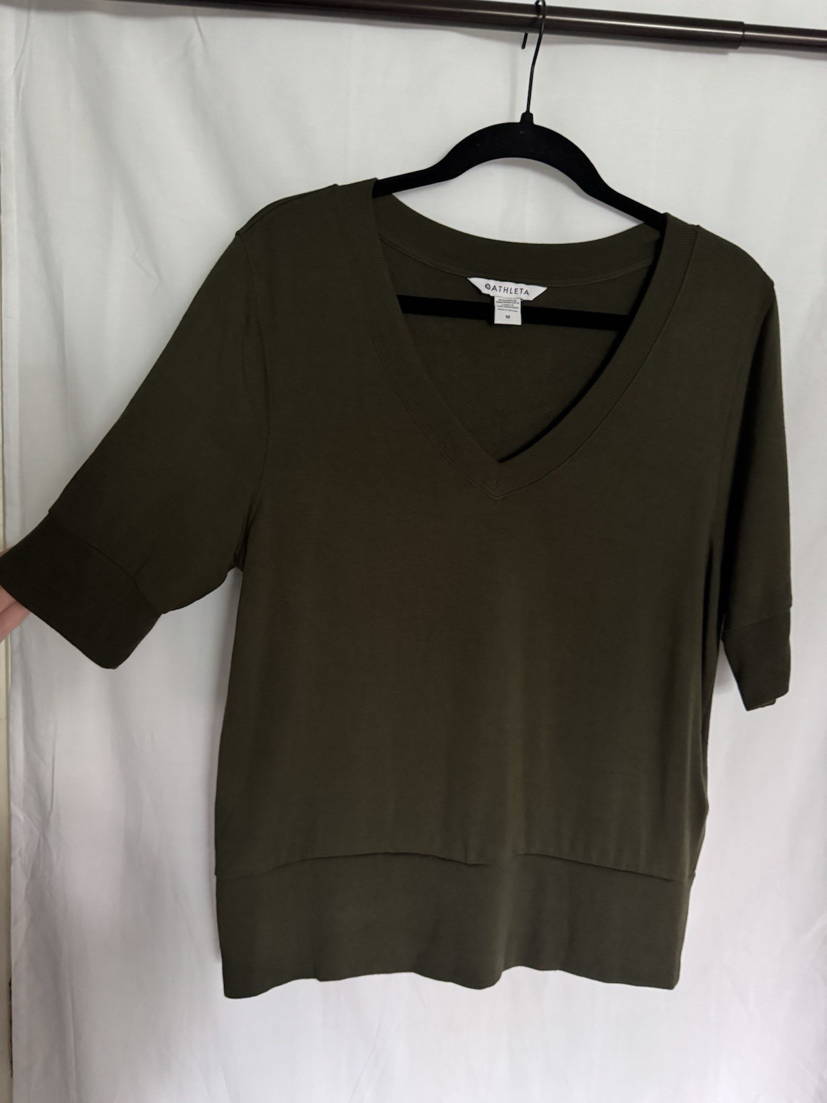 Athleta Step Forward Sweatshirt Tee V-Neck Olive Green Size M