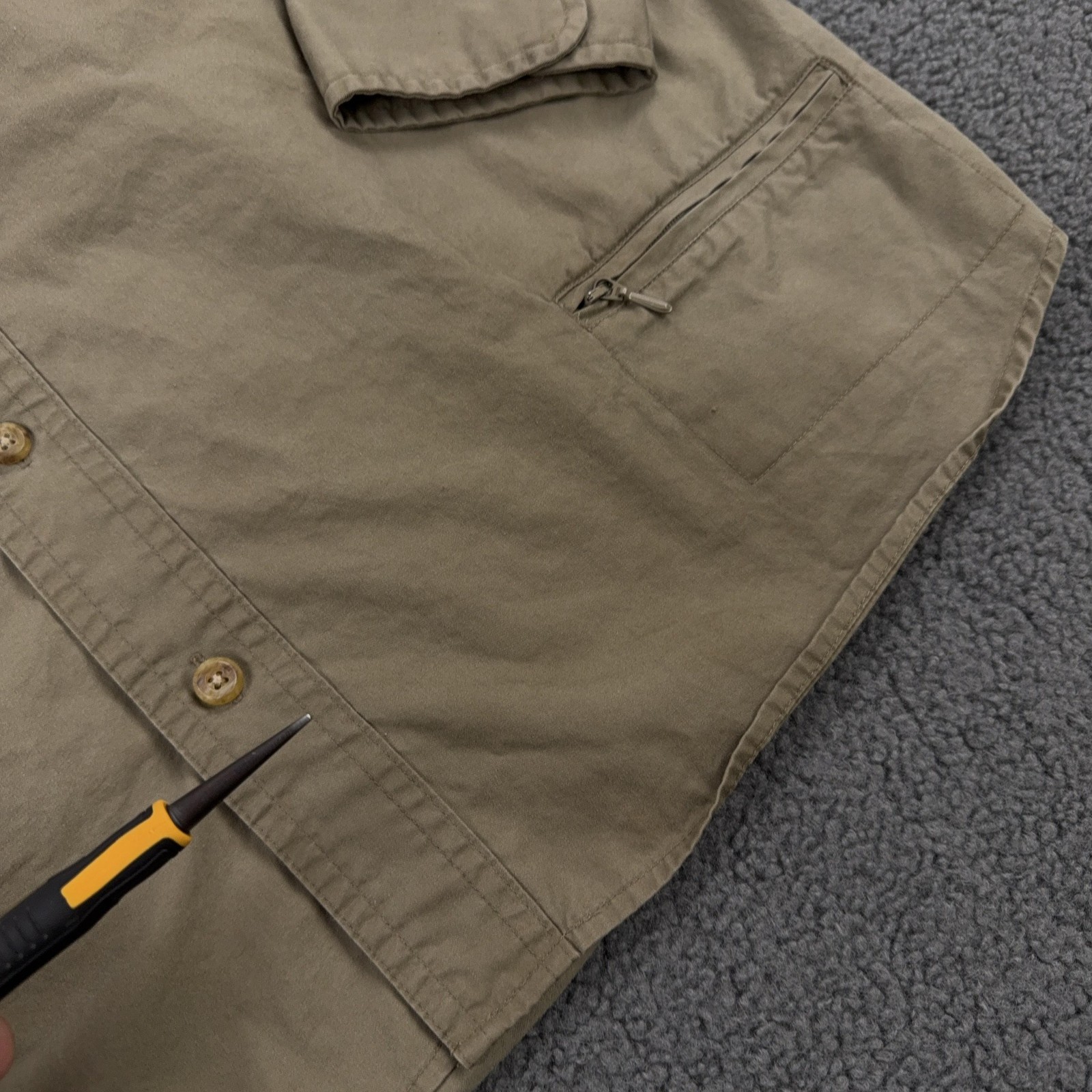 Cabelas Shirt Mens LT Beige Twill Button Up Zip Pocket Outdoor Workwear Hunting