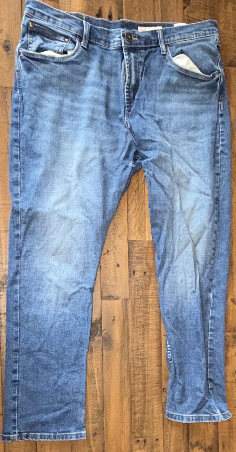 Wrangler Men’s Athletic Fit Straight Blue Medium Wash Stretch Denim 5-Pocket