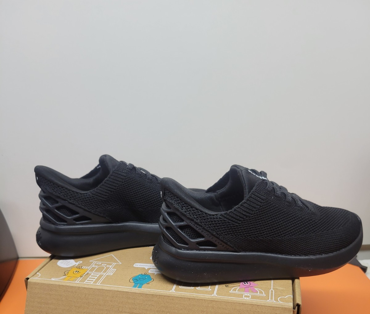 KIZIK ATHENS KIDS BLACK HANDS FREE SNEAKERS 11C NEW IN BOX
