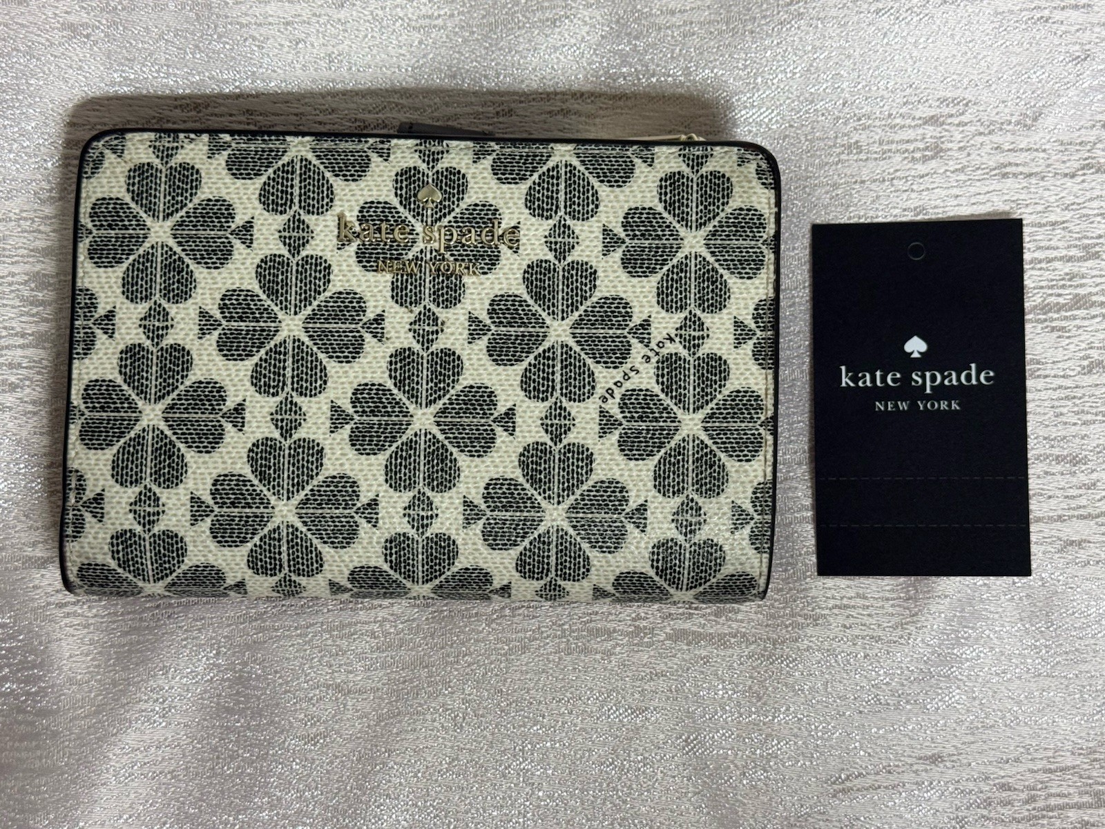 Kate Spade Medium Bifold Wallet Spade Flower white KG488 NWT $199 MSRP EUC