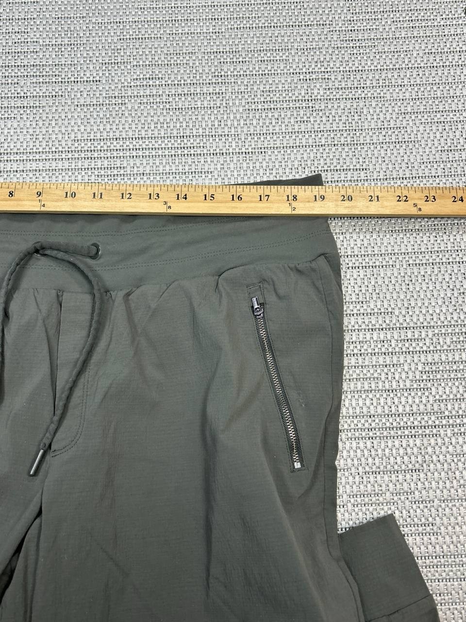 Athleta Trekkie North Legacy Jogger Pants Womens 18 Green Abrasion Resistant