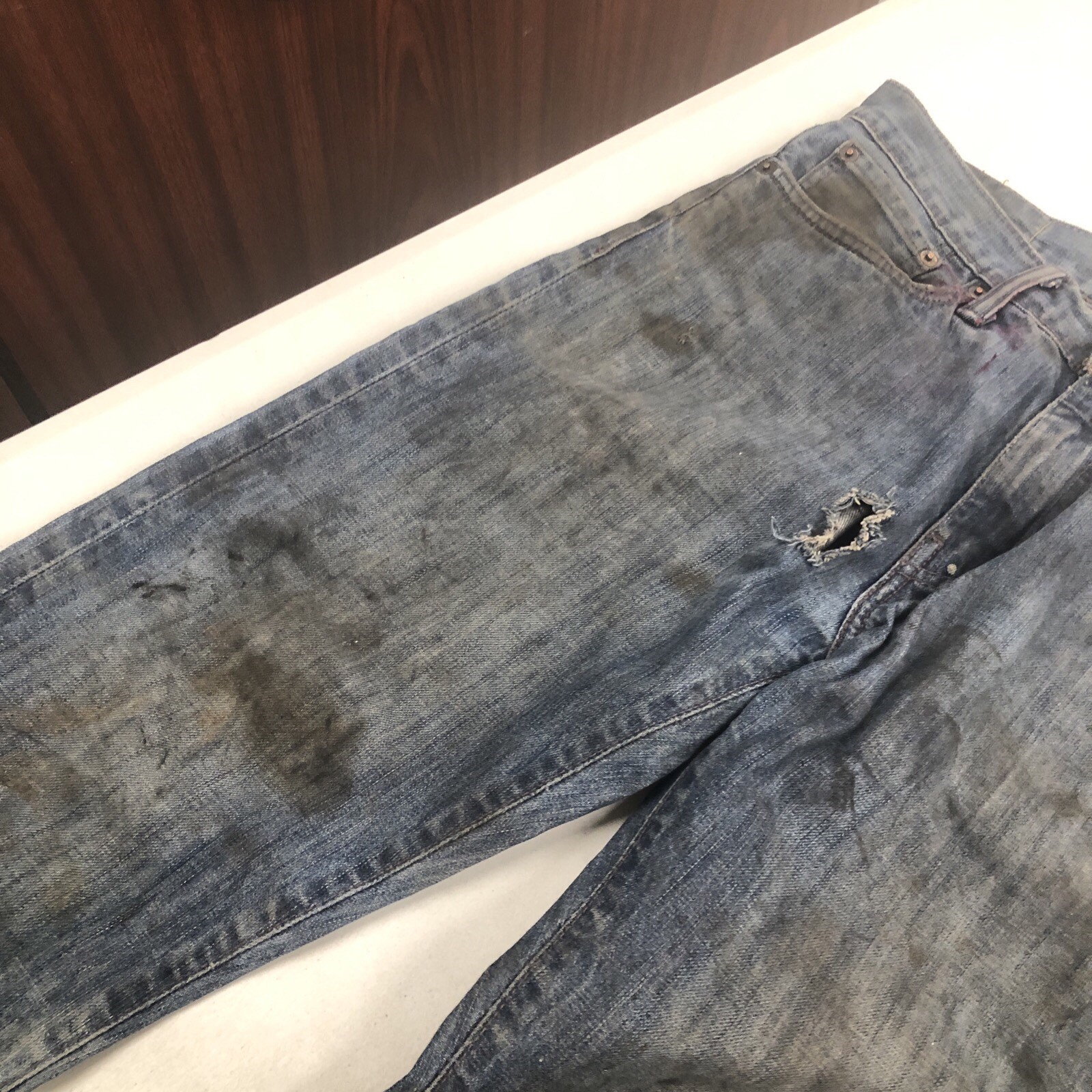Levi 513 Men’s Slim Straight Fit, Dark Blue, 32×30 See Description Stained Thras