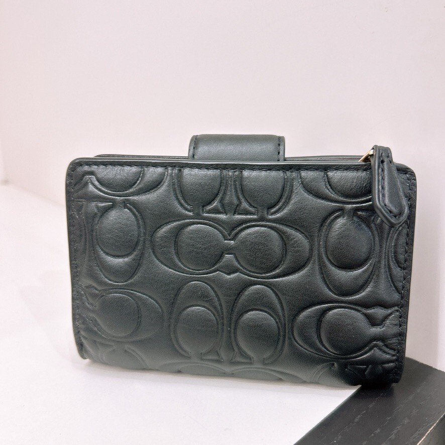 NWT Coach Medium Corner Zip Wallet With Signature CM241