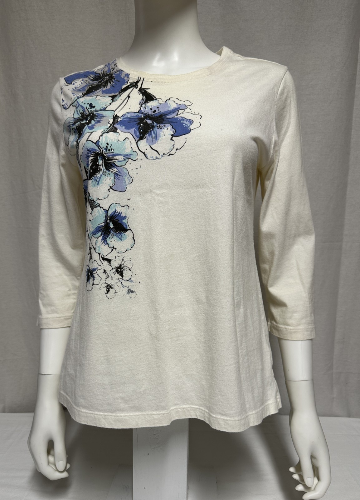 Nicole Miller Women’s 3/4 Sleeve Top With a Blue Floral Pattern Size M