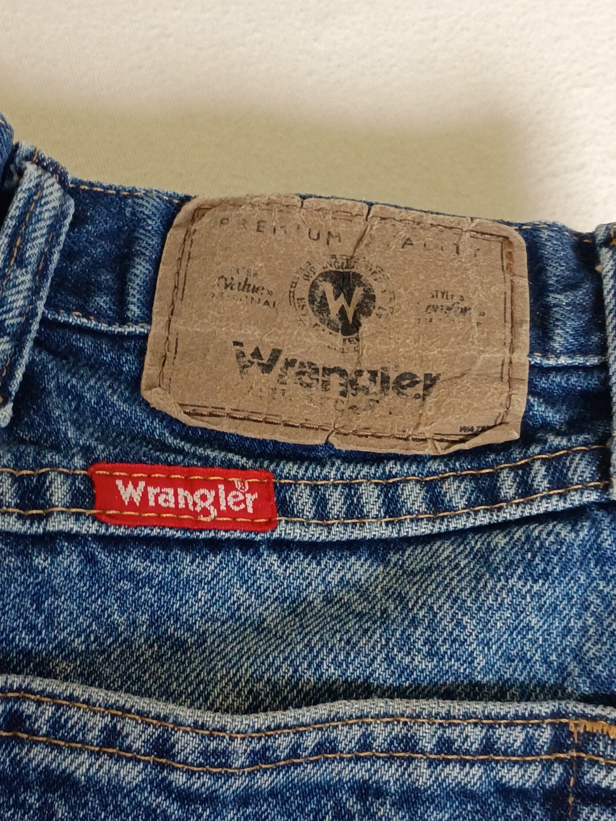 Wrangler Regular Fit jeans (model 96501MR) size 38 x 29 Farm Worn Stained