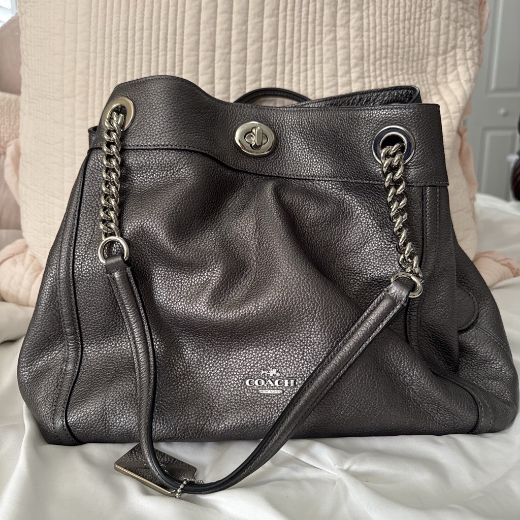 Coach turn lock edie shoulder bag. Gray/black. Leather pebbled texture.