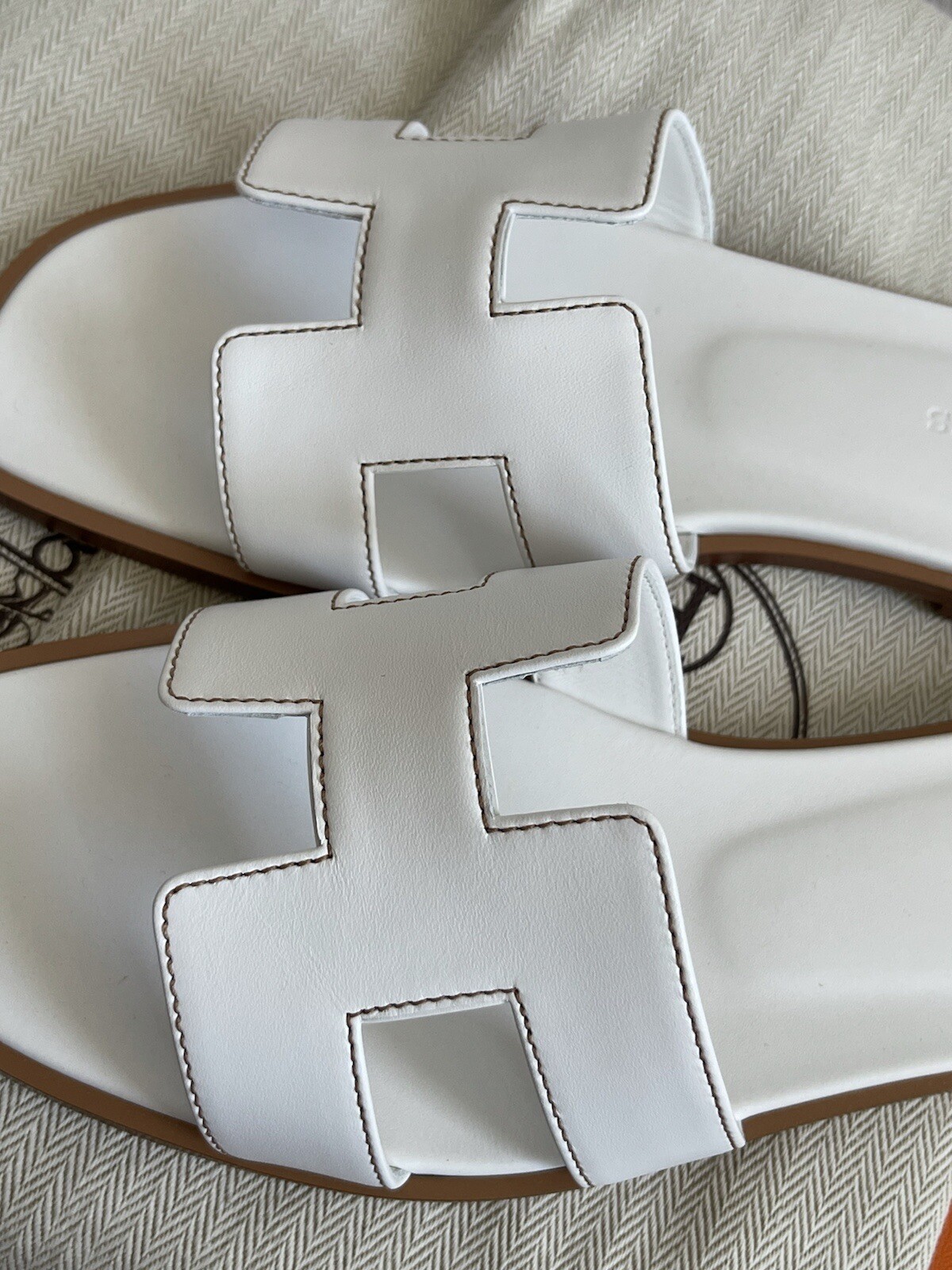 Size 38EU NEW in box HERMÈS White Calfskin Oran Sandals w/ receipt