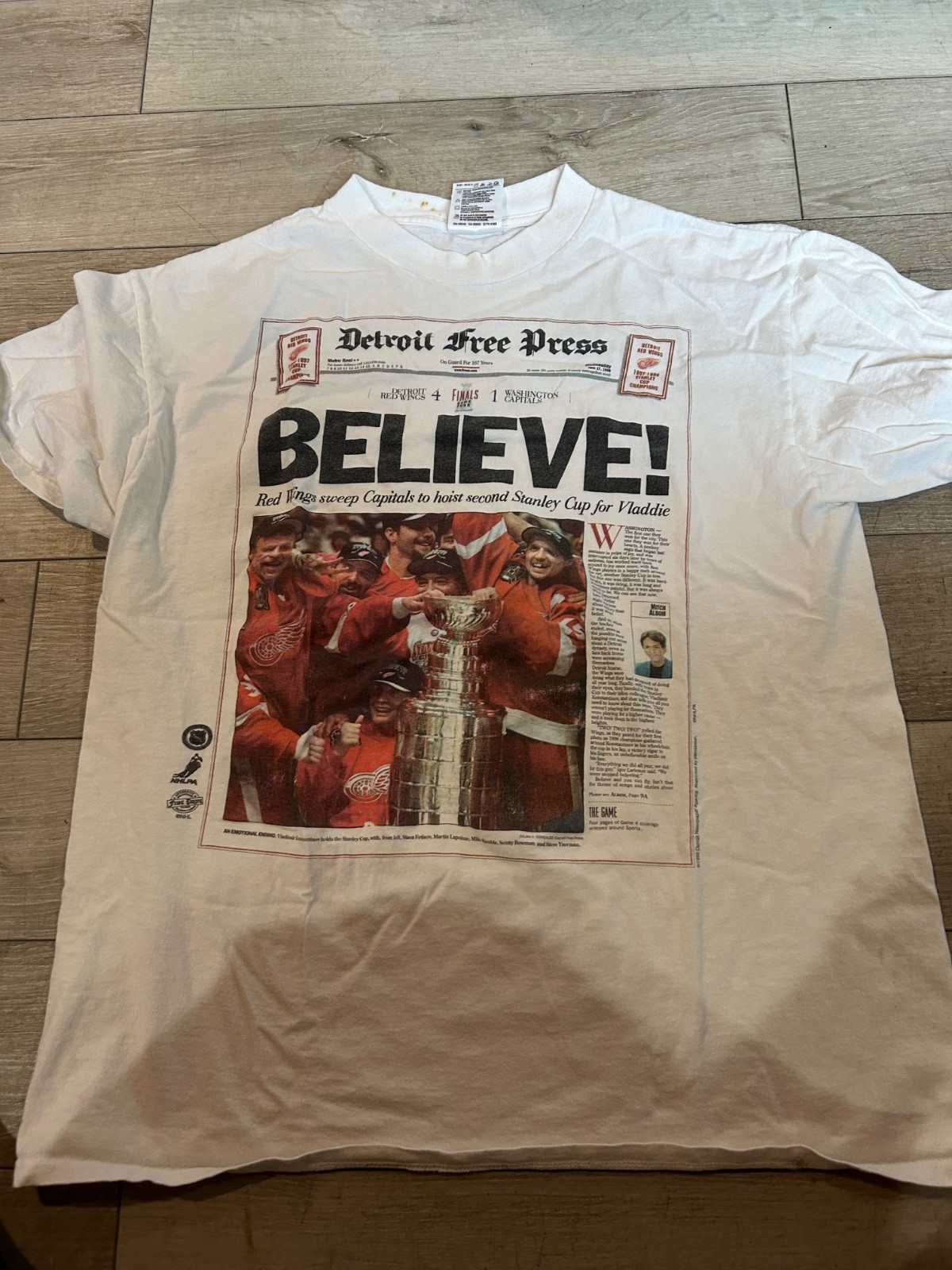 vintage 1998 Detroit Red Wings Stanley Cup T-shirt “Believe” newspaper headline