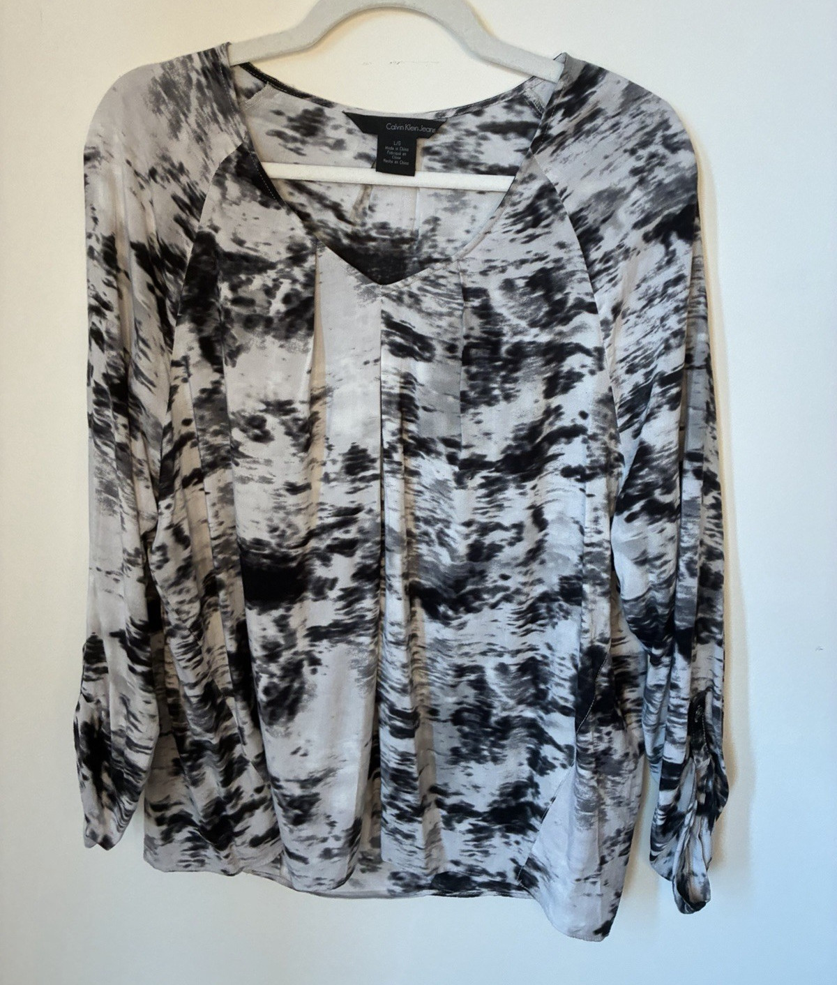 Calvin Klein Jeans Women’s L Regular Black/White Abstract V-Neck Pullover Blouse