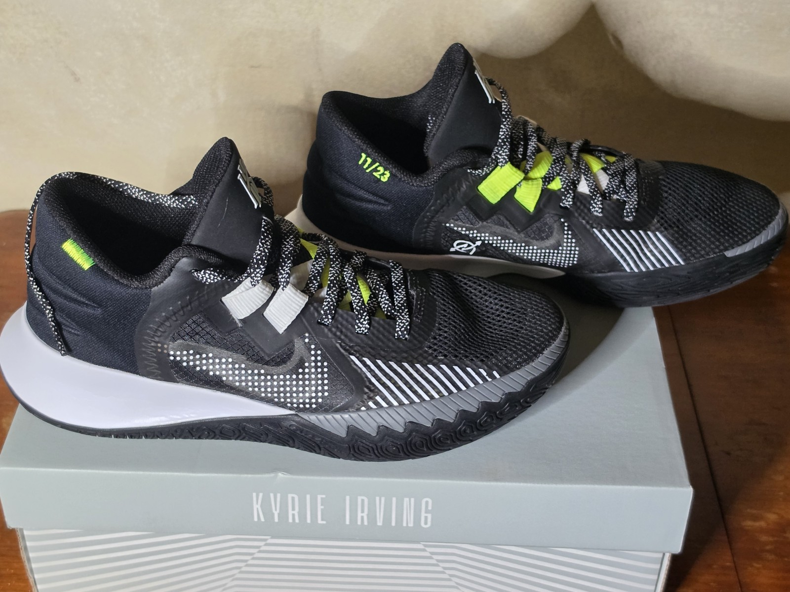 Nike Kyrie Flytrap V Men’s Basketball Sneakers US 8 Black/White CZ4100-002
