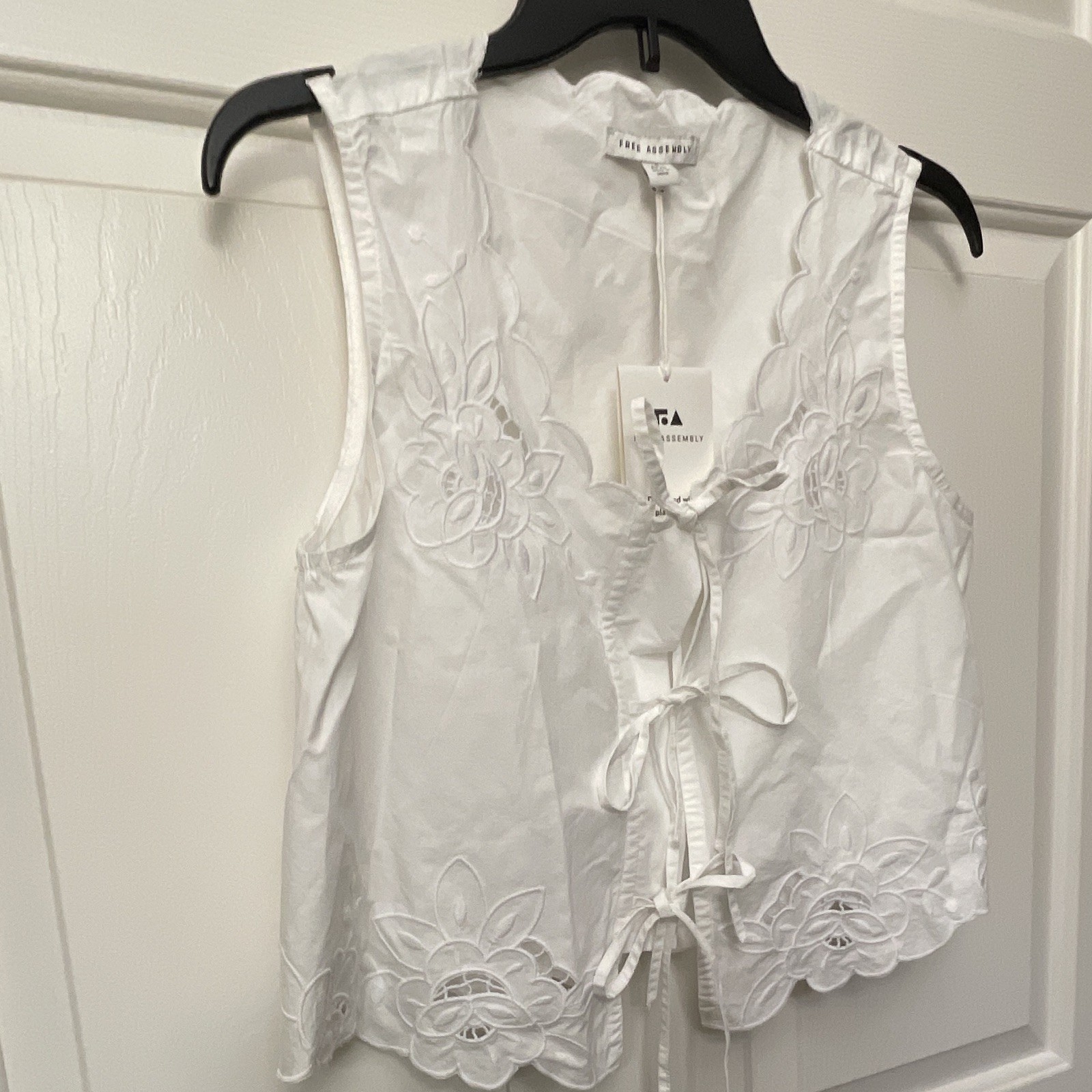Free Assembly Women’s S White Woven Floral Embroidered V-Neck Tie Blouse