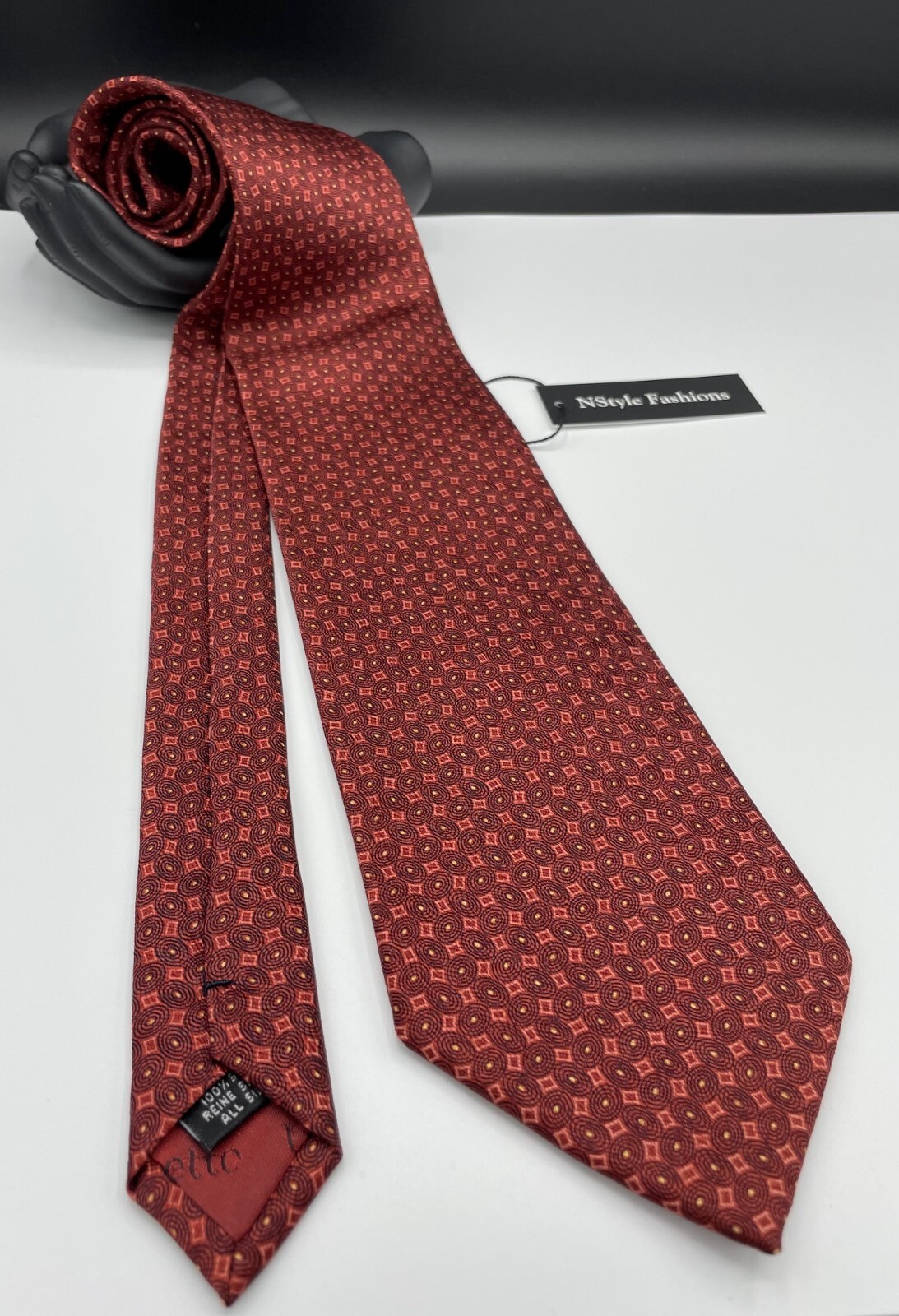 UOMO VENETTO Men’s 100% Silk Tie ~ Red ~ Geometric ~ Made Republic of Korea!