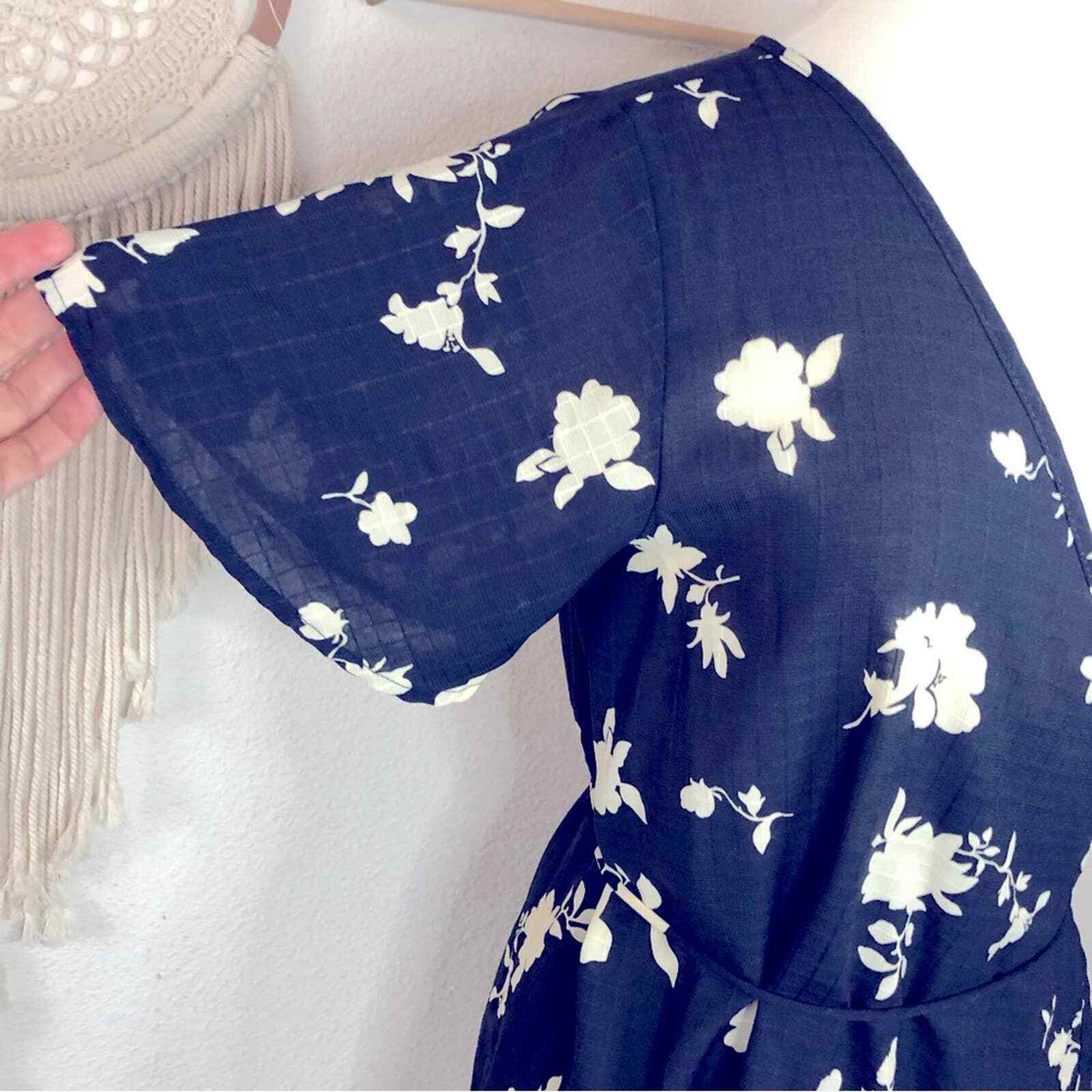 White birch navy blue and white floral print wrap blouse small