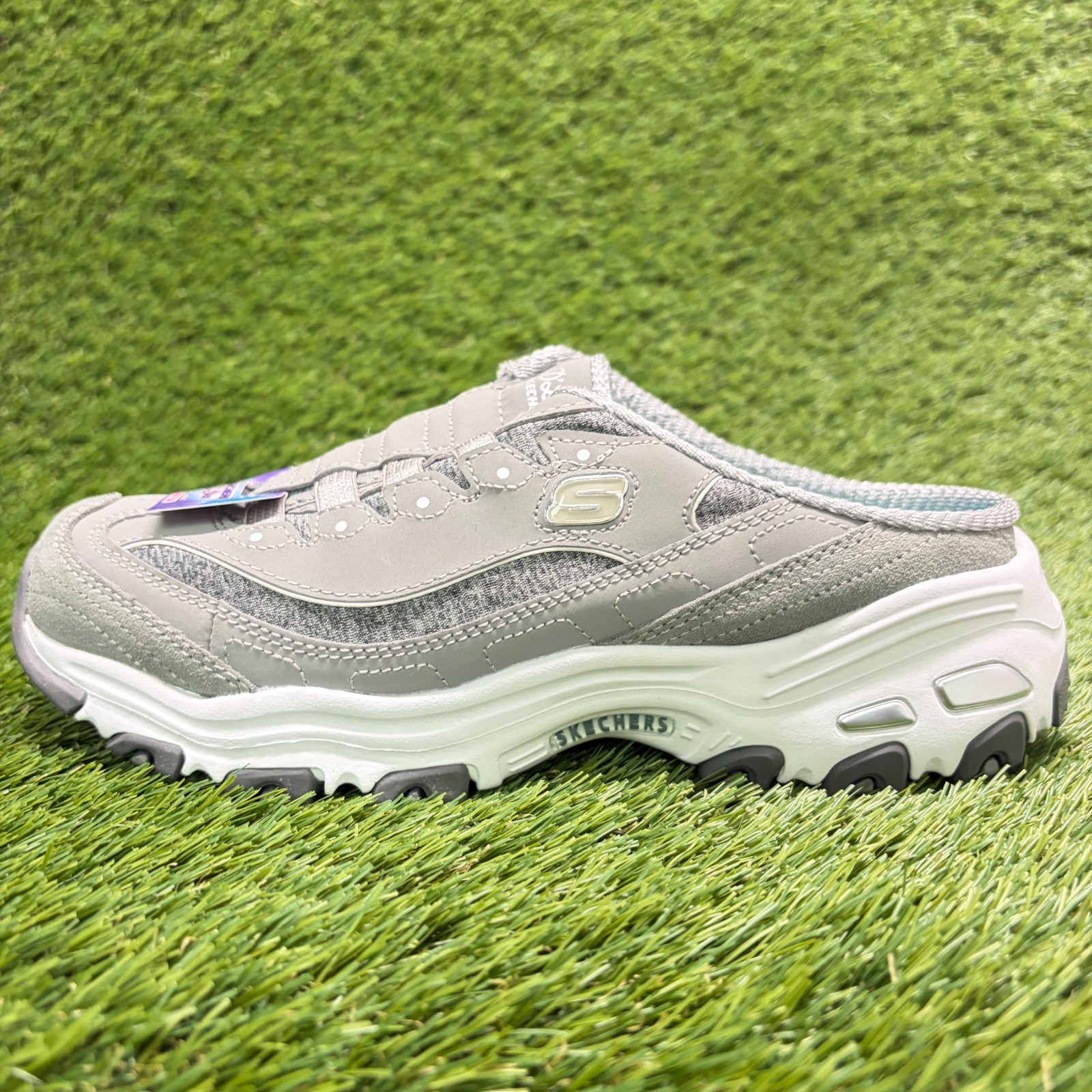 Skechers D’Lites Resilient Womens Size 7 Gray White Athletic Slip On Mule Shoes