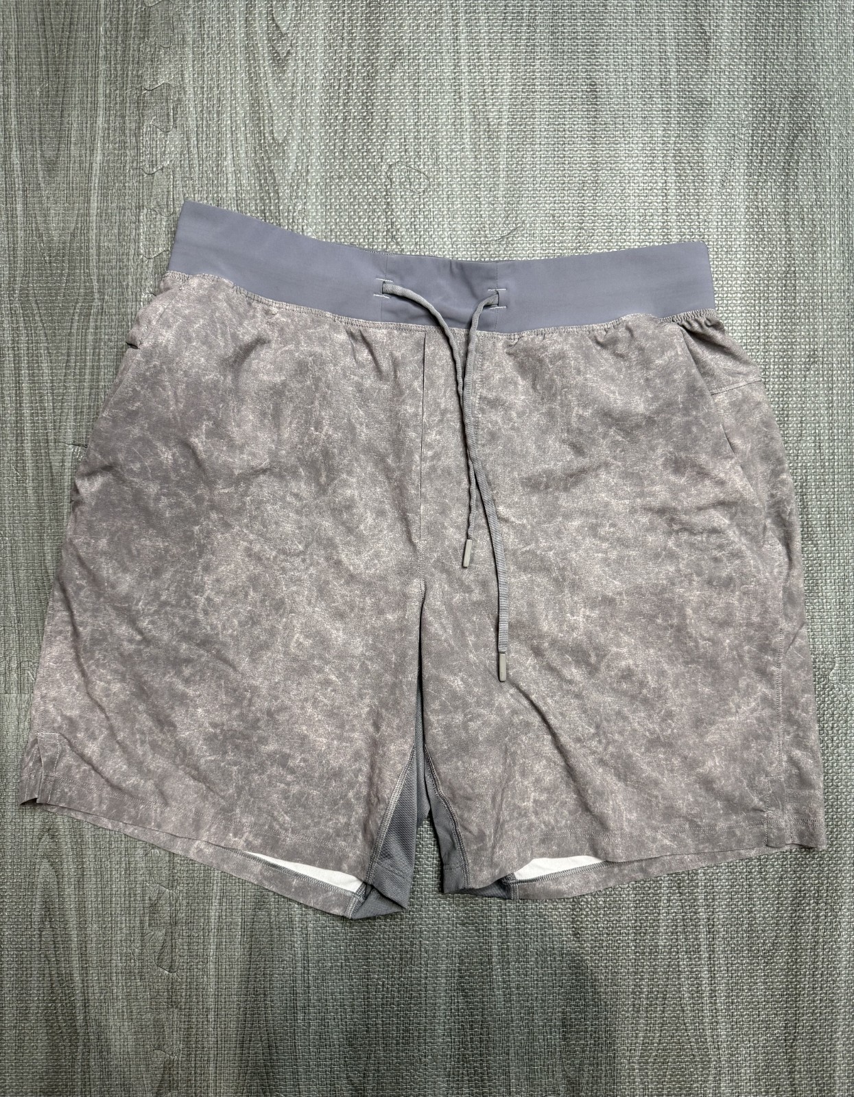EUC – Lululemon Mens T.H.E Shorts *Size MEDIUM* *Gravel Dust Asphalt Grey*