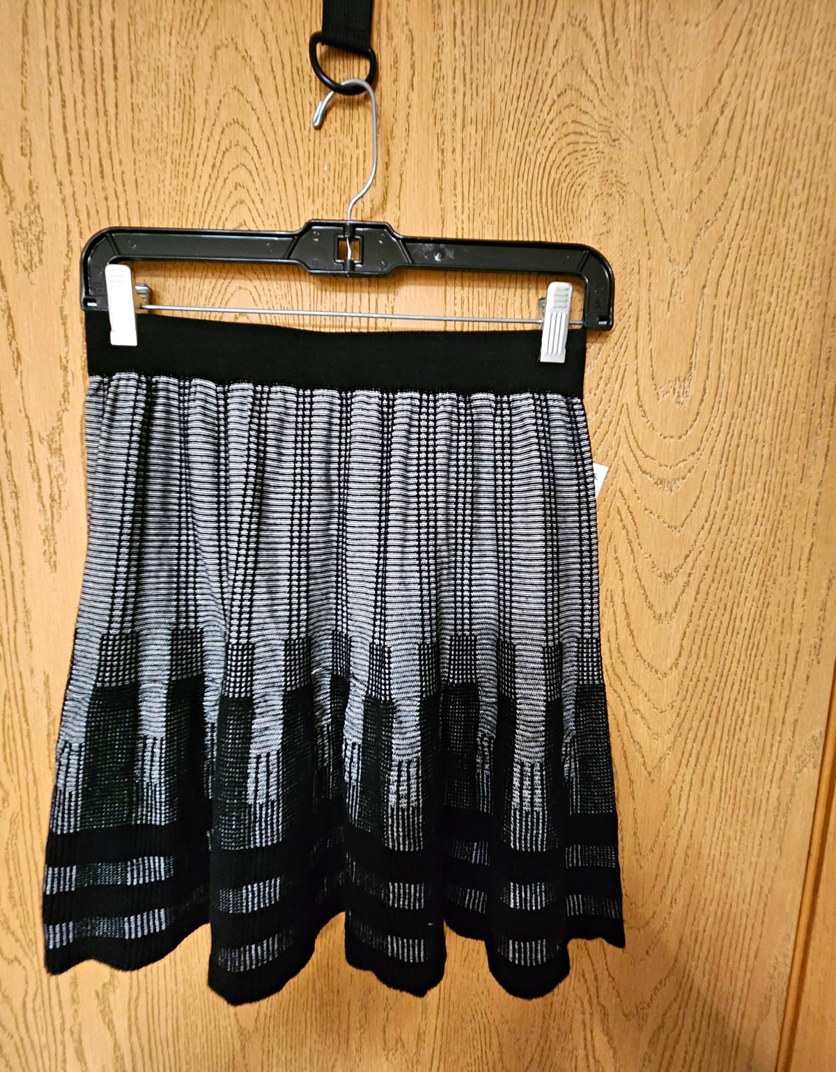 Max Studio Women’s Black White Striped Knit Pleated Skater Skirt XS Pull On