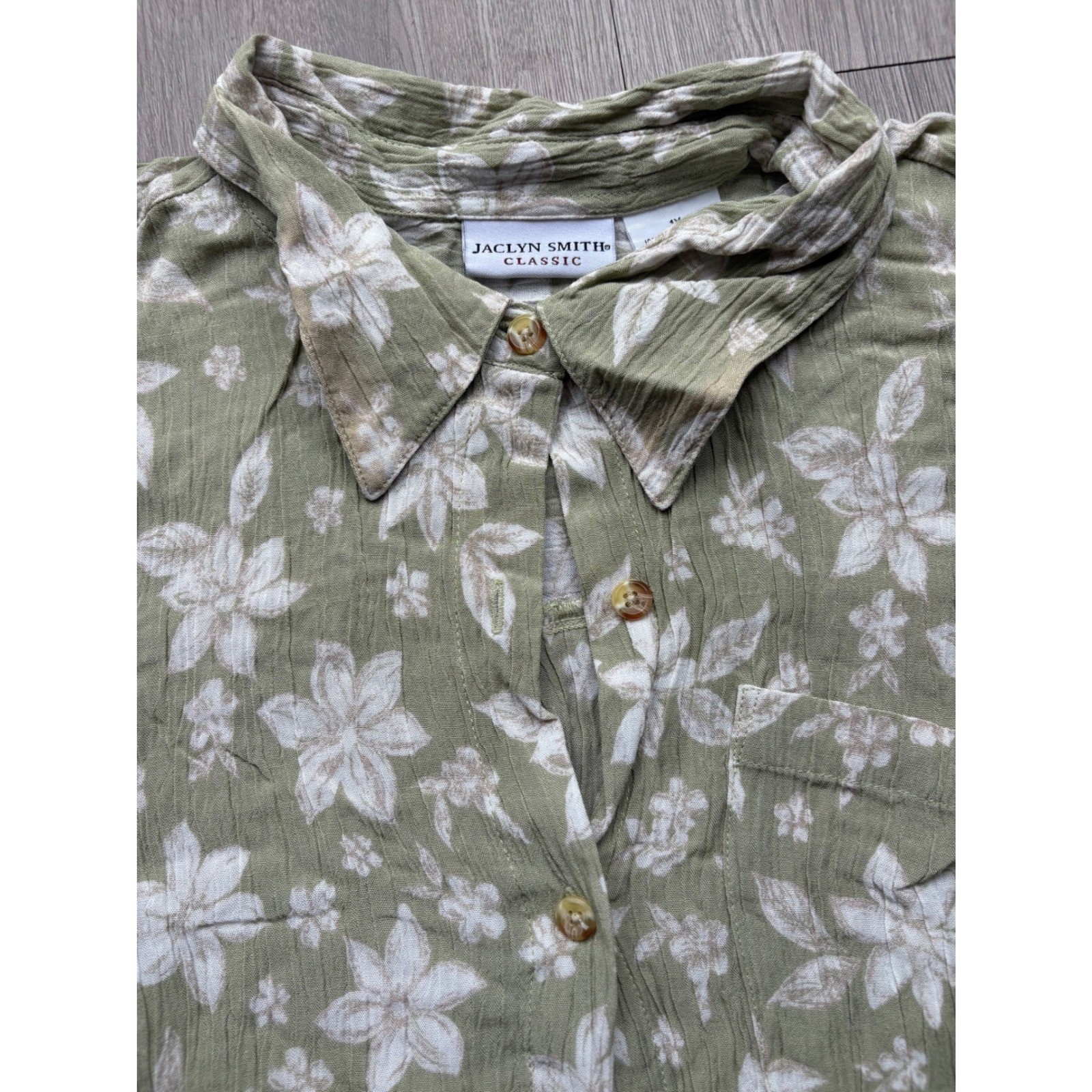 Jaclyn Smith Classic Green Floral Rayon Button Down Shirt Womens 1X Short Sleeve