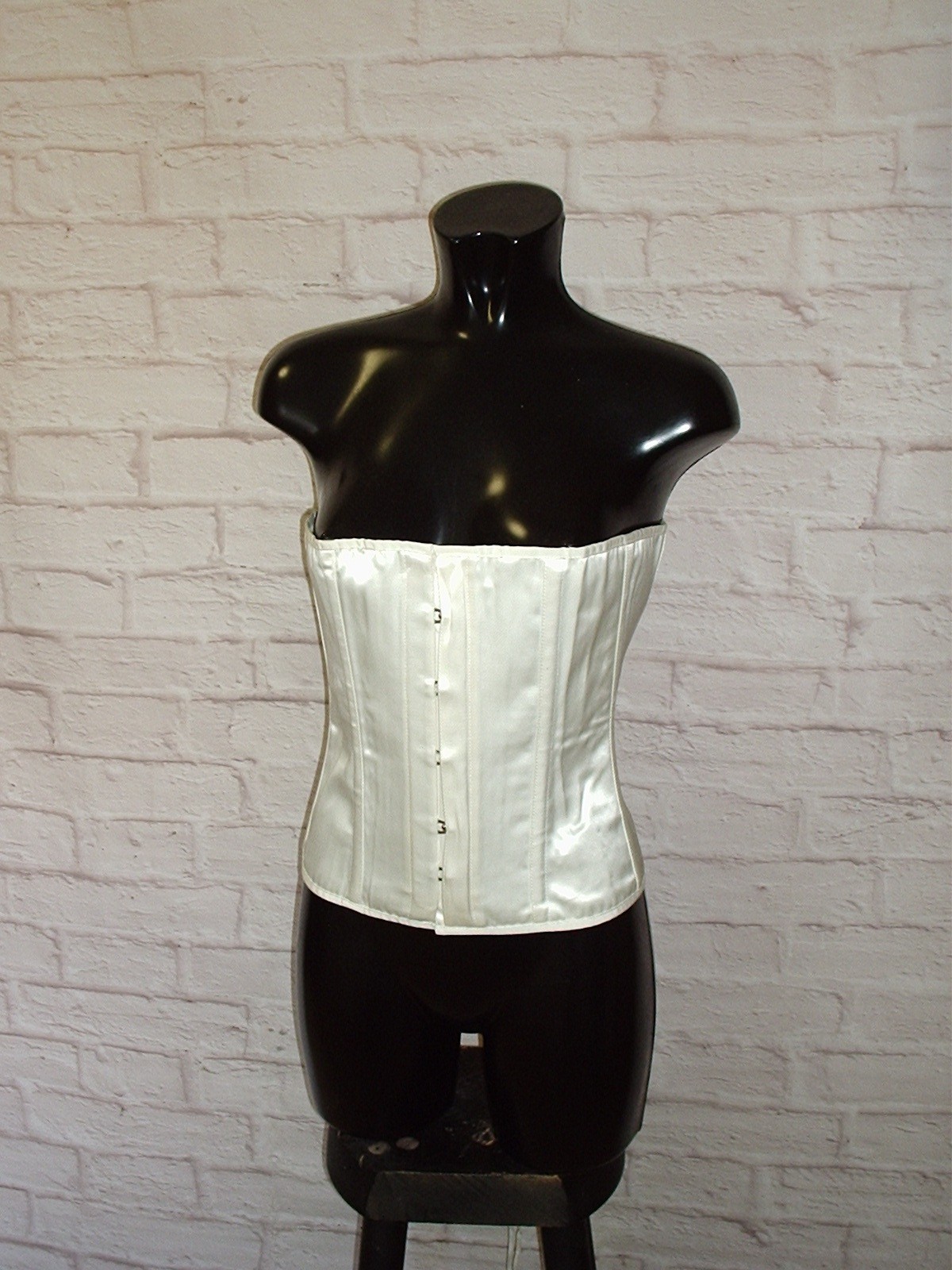 AXFORDS WHITE SATIN HOURGLASS VICTORIAN UNDERBUST CORSET 30 IN WAIST 12 TO 14