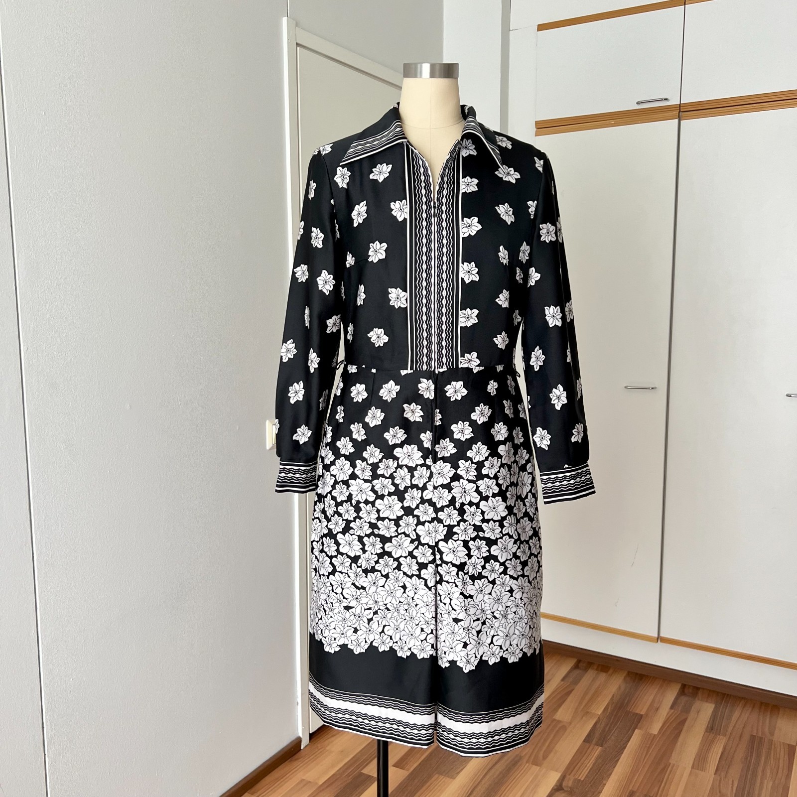 1970s TREVIRA Dagger Collar Floral Shirt Dress Border Print Long Sleeves Midi 42