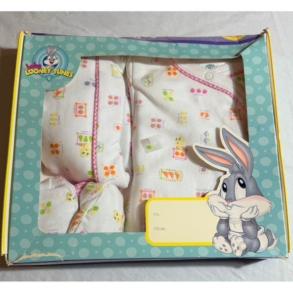 New Vintage Looney Tunes baby gift 3 piece set. Tweety bird. Creeper, booties