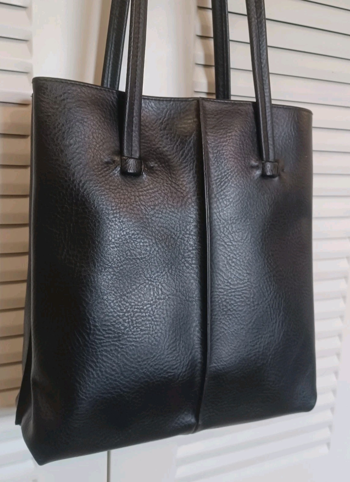 Liz Claiborne Black Leather Shoulder Bag 11″H x11″W x 3 3/4″D