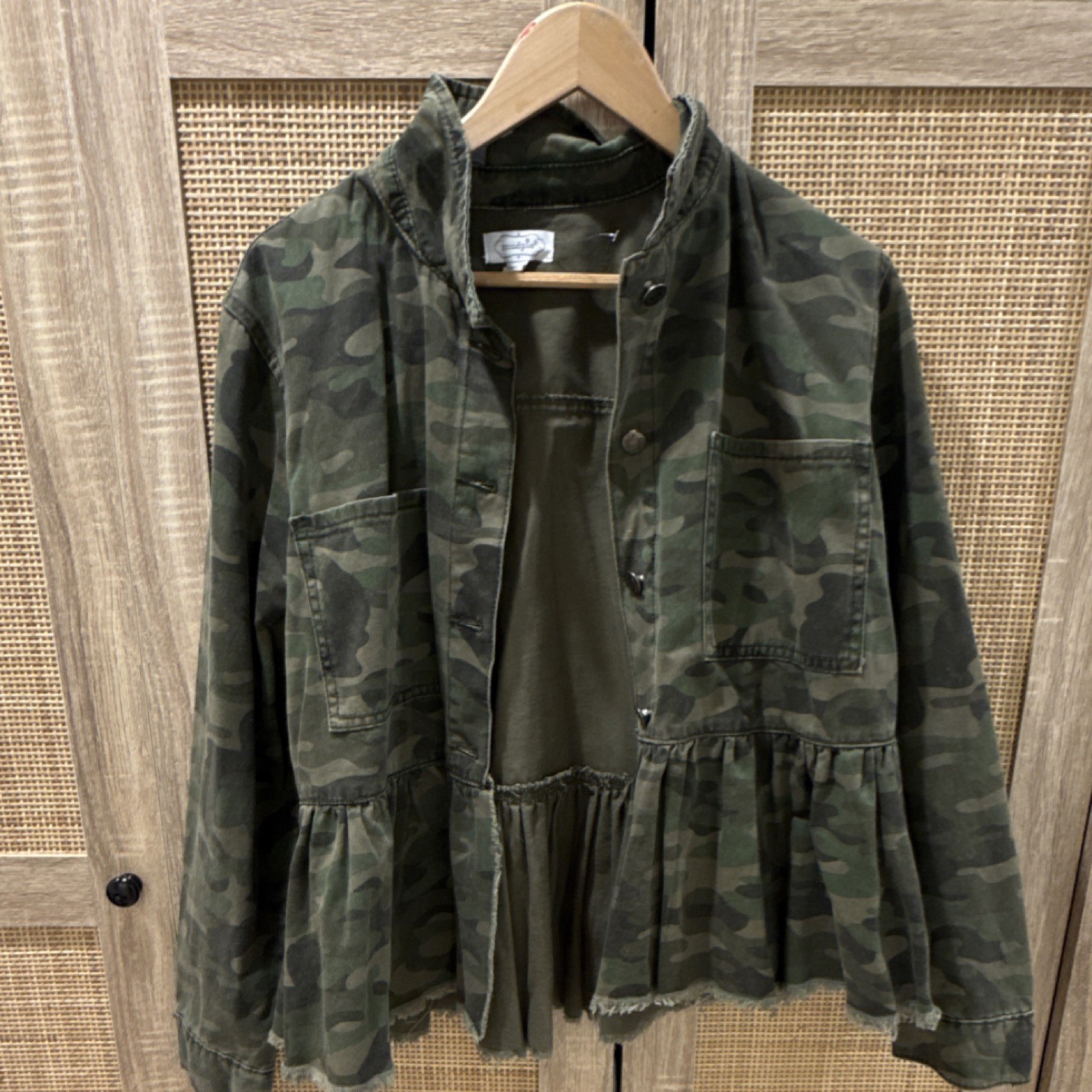 Mud Pie Camouflage Ruffle Frayed Hem Button Short Jacket Women’s Size L
