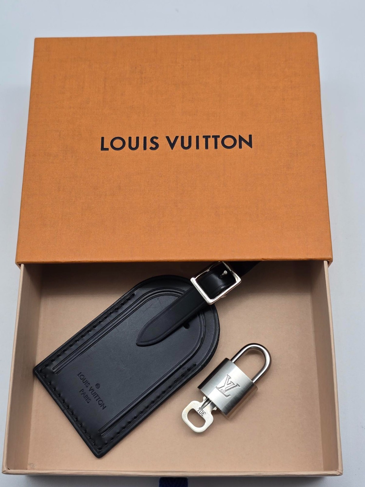Authentic Louis Vuitton Black Luggage Tag Silver LV Padlock Key & Box