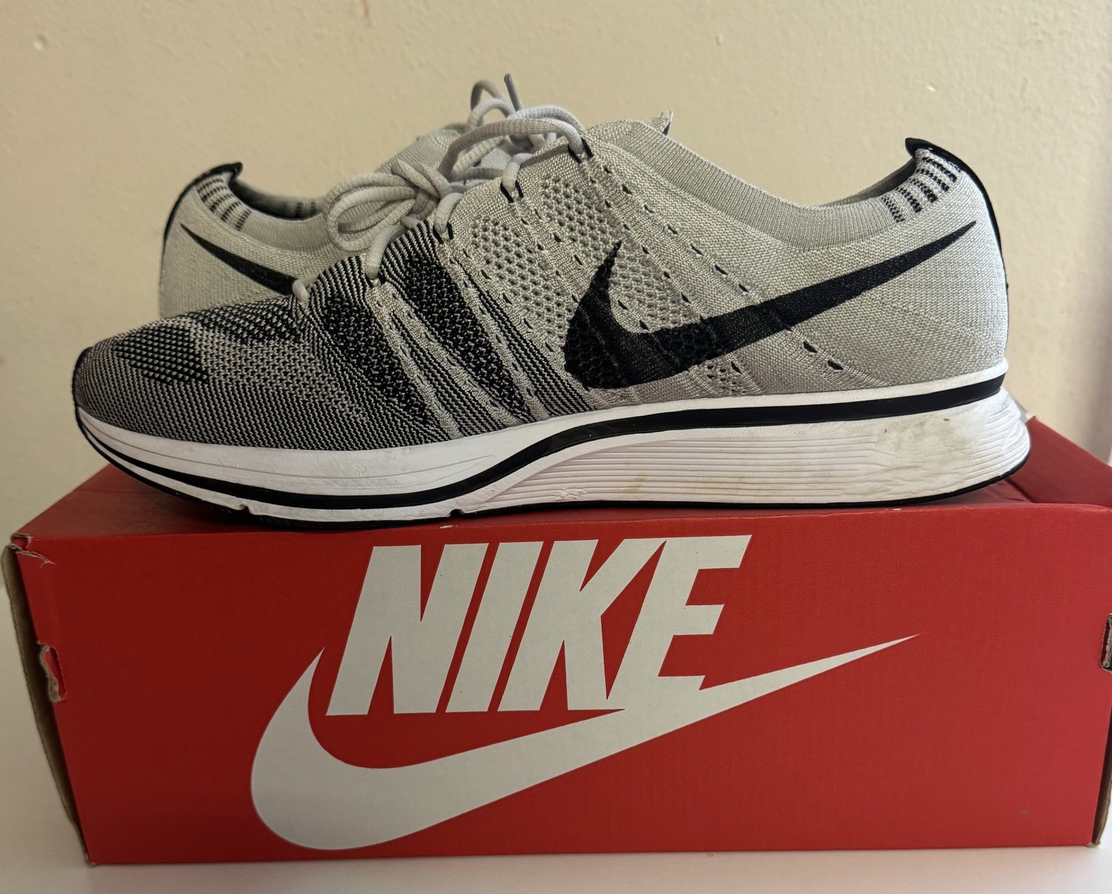 Nike Flyknit Trainer Mens Sz 11 Pale Grey Black White Running Shoes AH8396-001