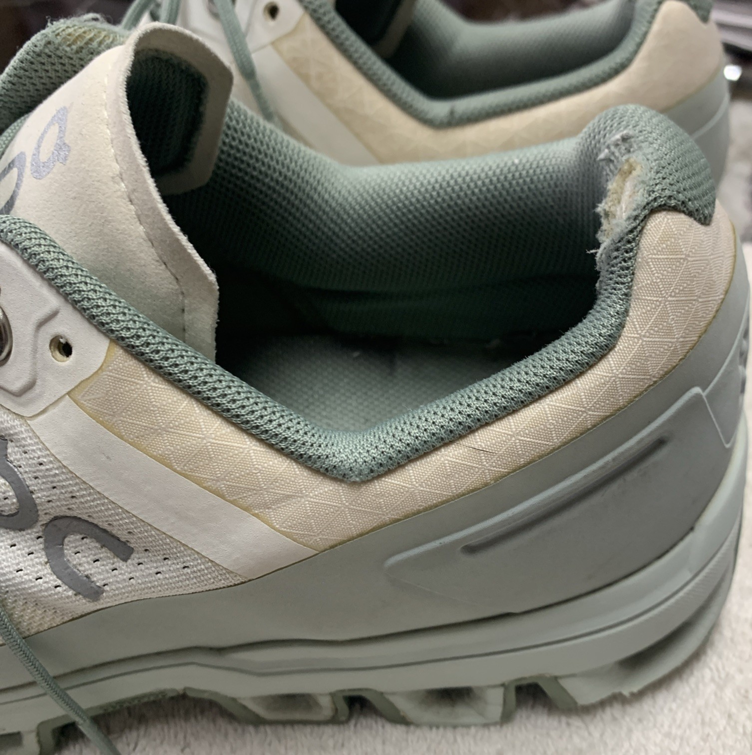 ON Running Women’s US 10.5 Cloudventure White/Moss