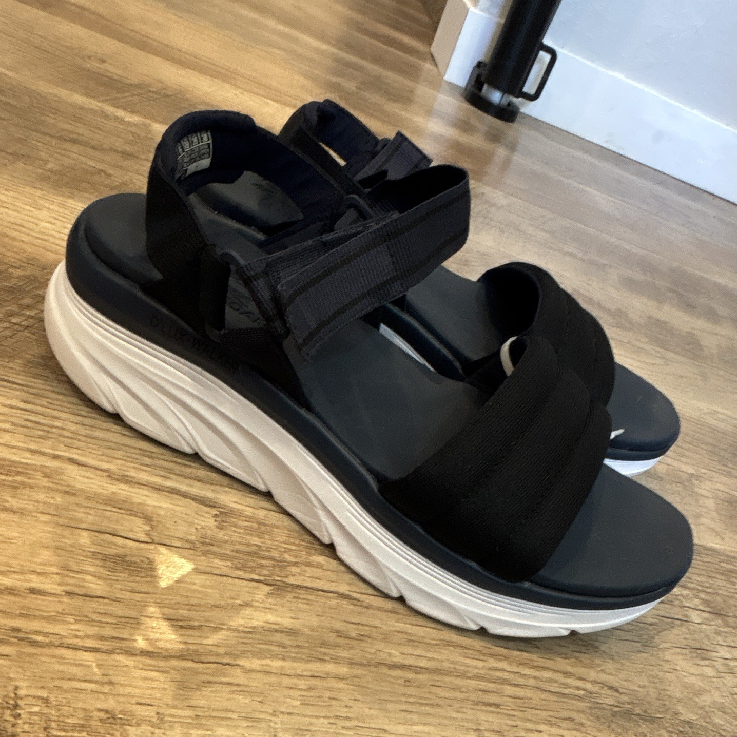 Skechers Women’s Strappy Platform Sandals Navy/White US 9 relaxed fit Luxe Foam