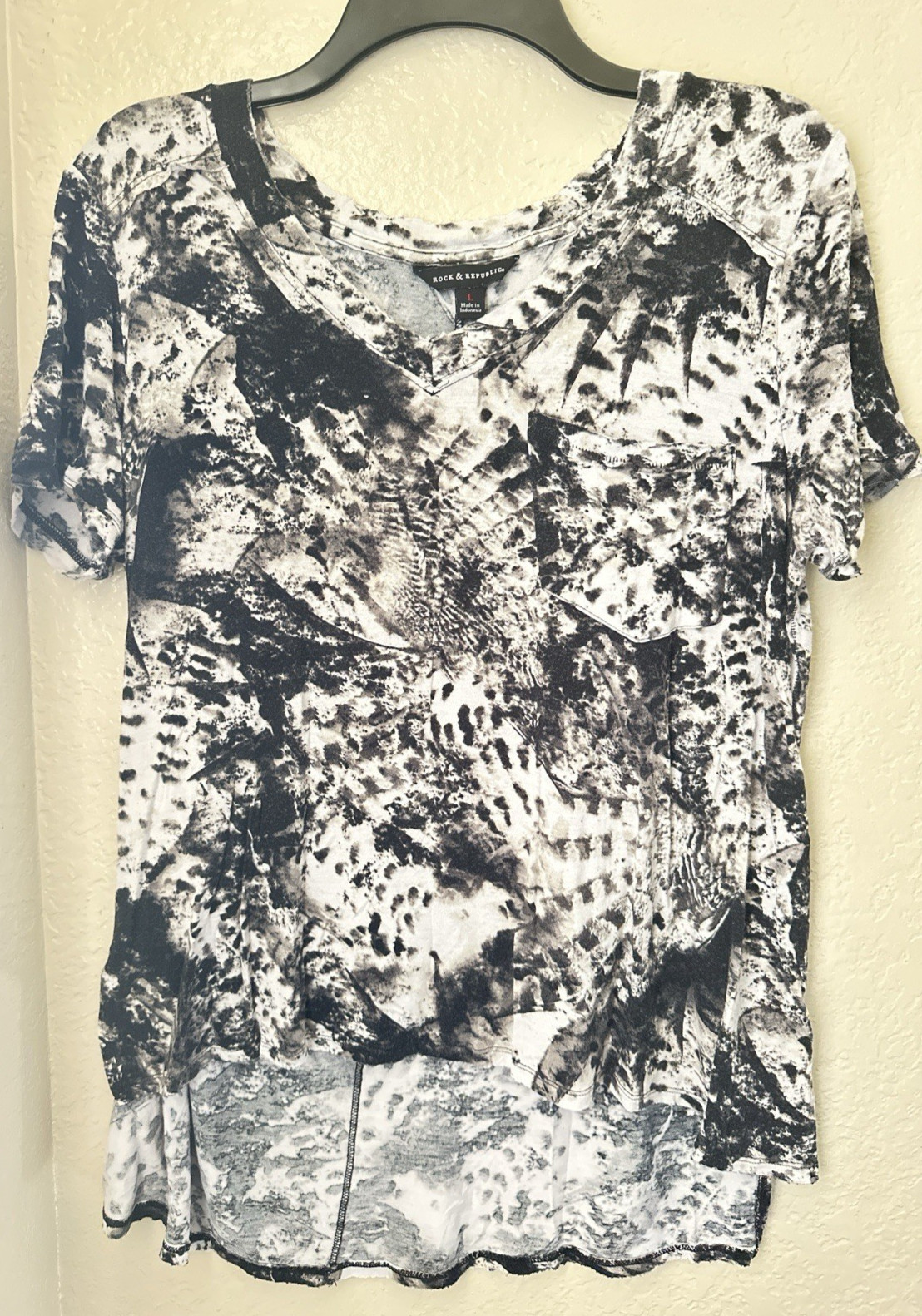 Rock & Republic Black & White With Front Pocket Top Size Large