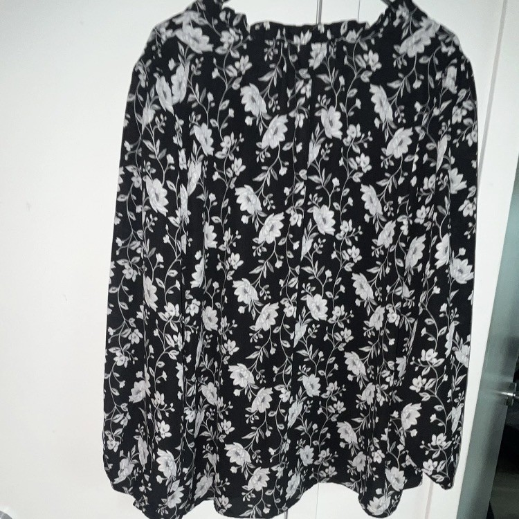 Black White Floral Ruffle V-Neck Long Sleeve Polyester Blouse.!!!