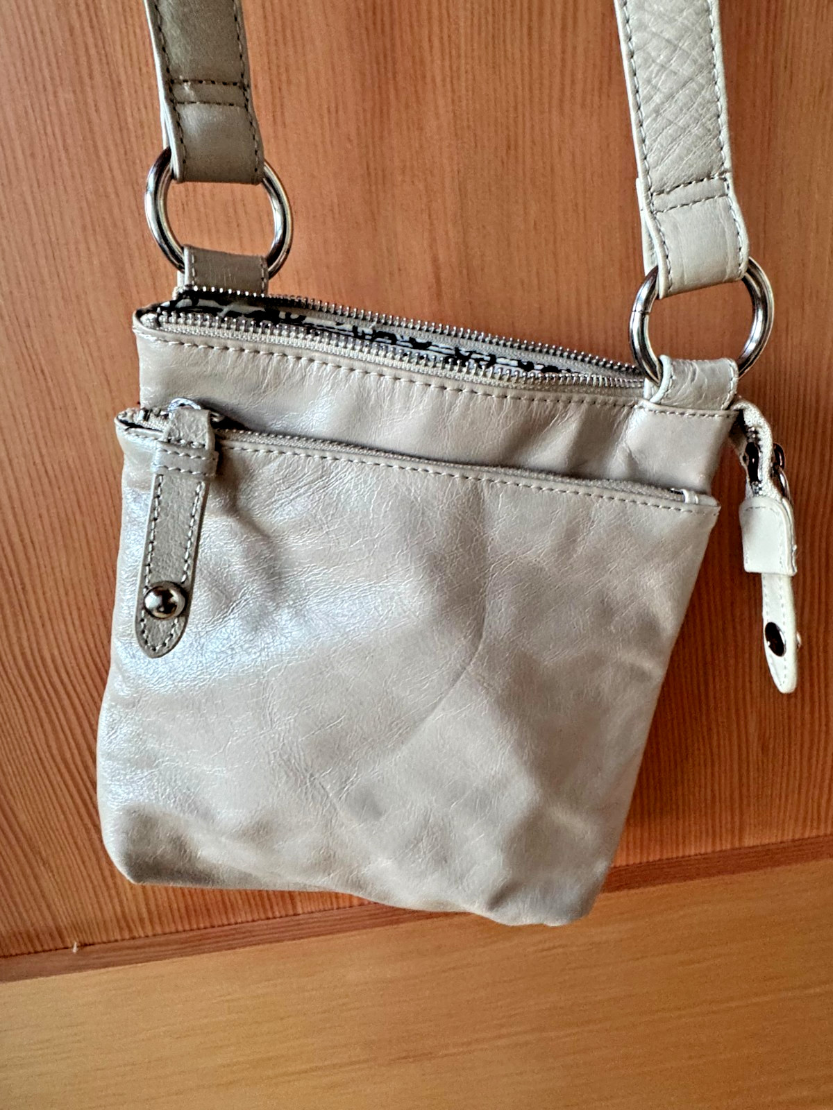 HOBO The Original Crossbody Leather Purse Bag in Cream/Beige/Stone – EUC
