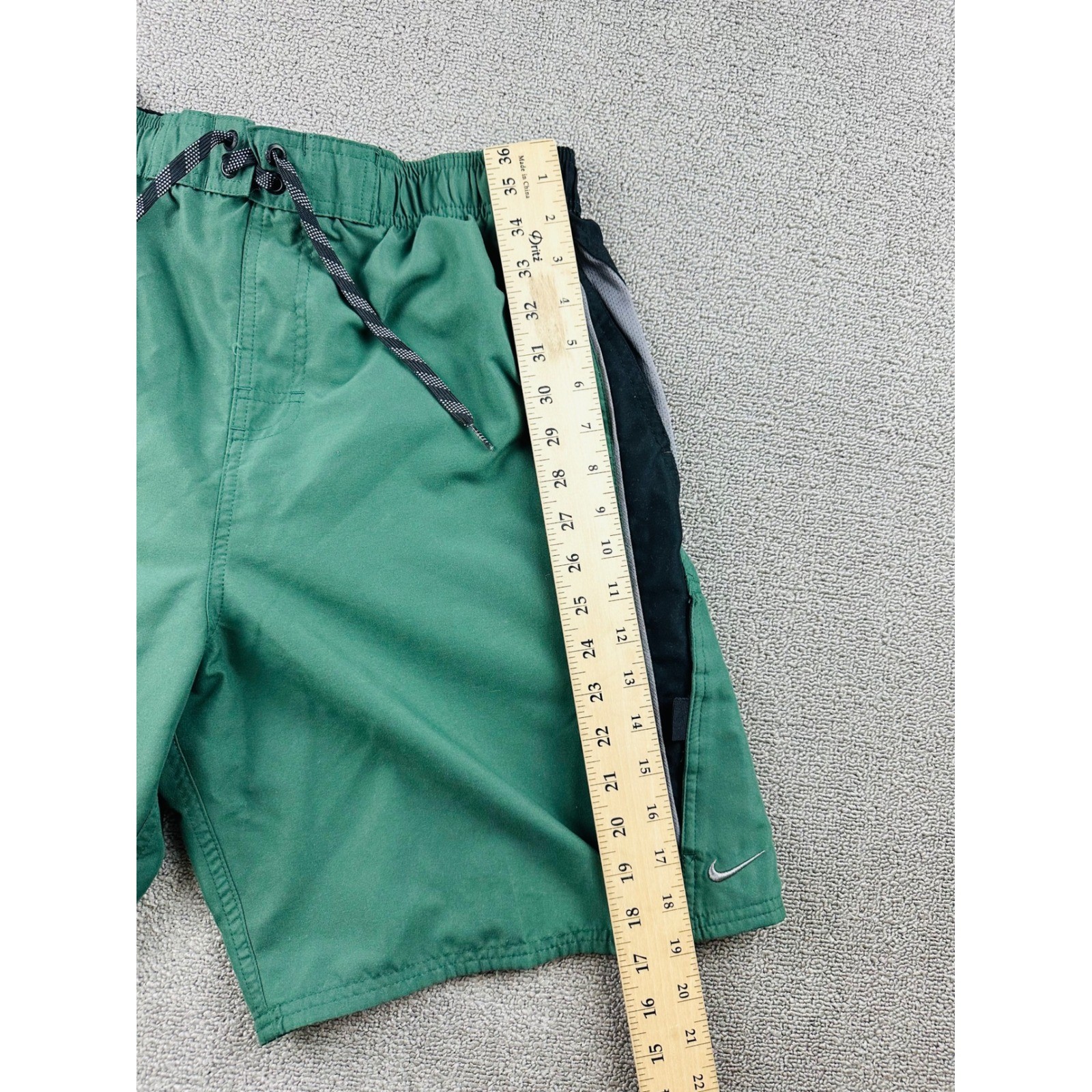 Nike Swim Trunks Men L Green Core Contend 8″ Volley Colorblock Athletic NESS7421