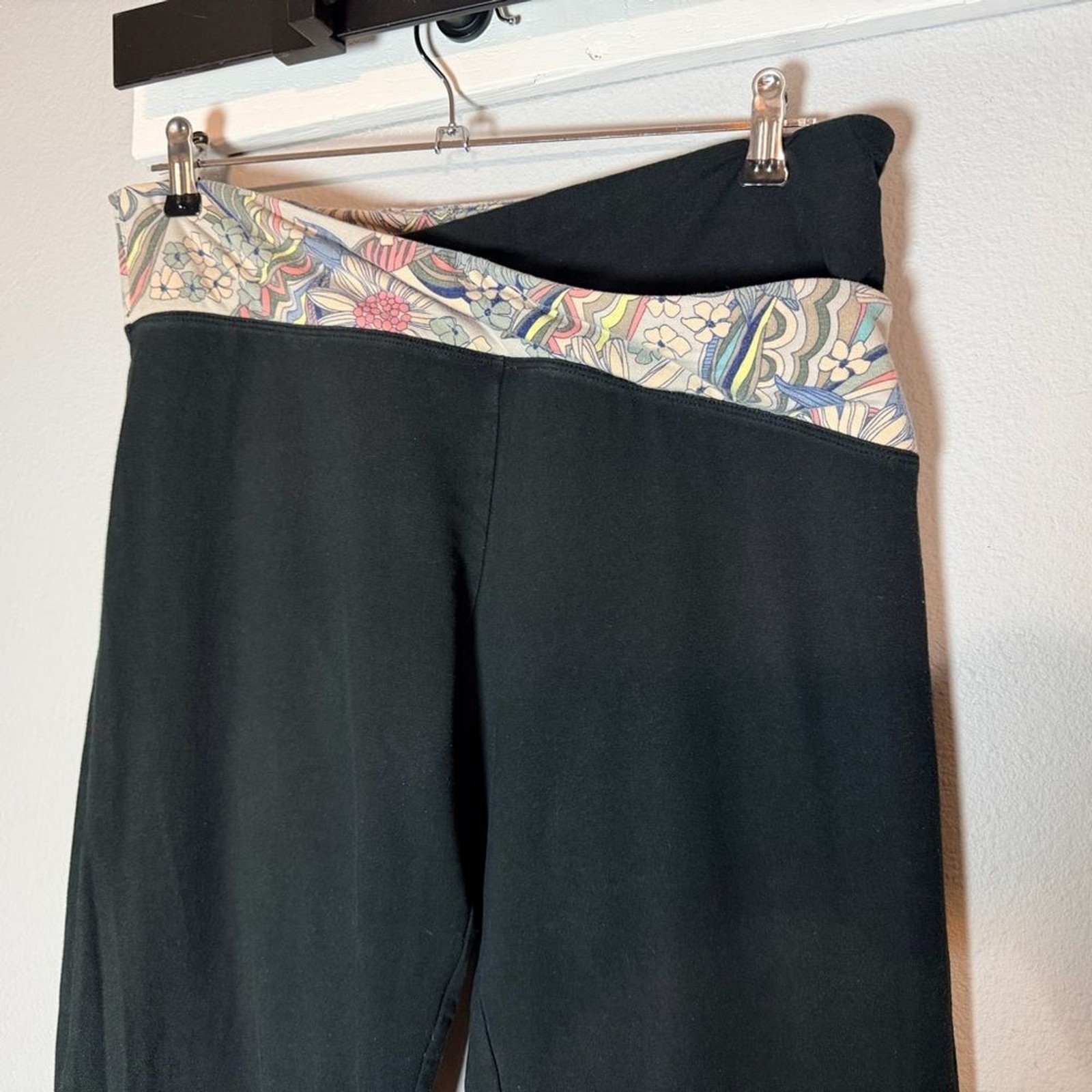 Victoria Sport Crossover Straight Yoga Pants Size XL Black Floral Waistband
