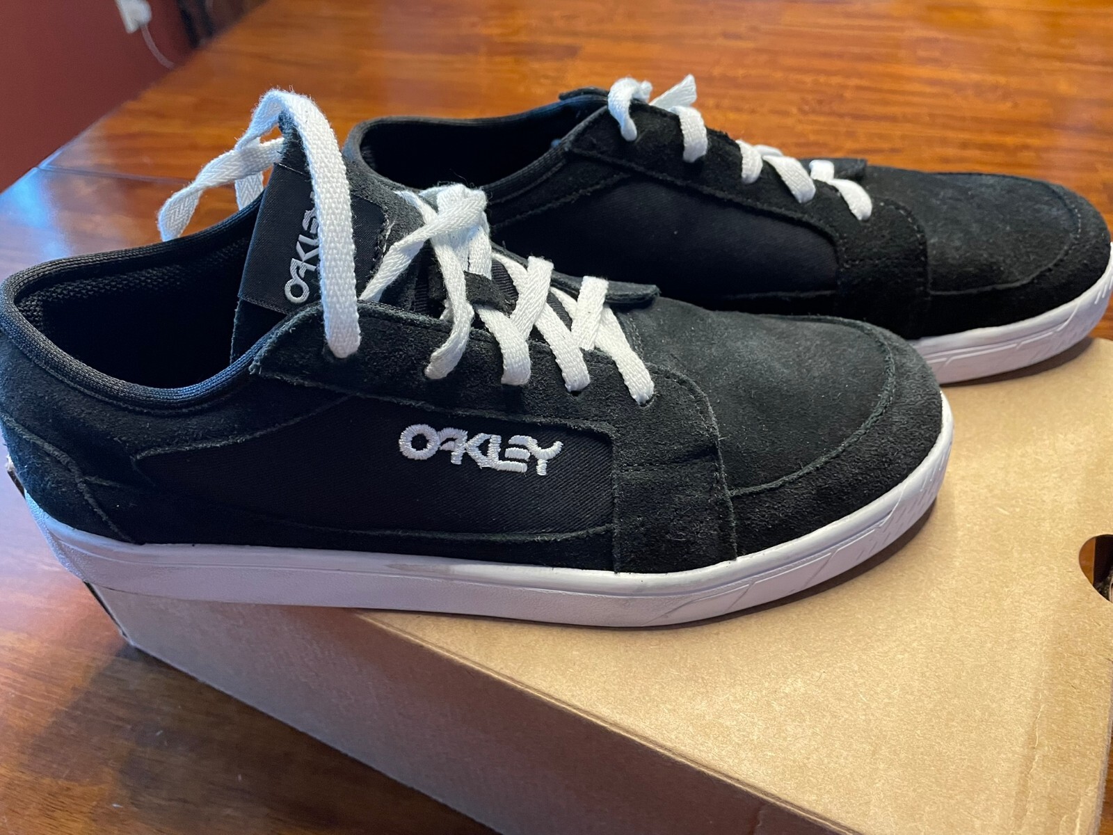 OAKLEY Men’s US Size 7.5 SUEDE B1B Shoes Sneakers Black used mismatched READ