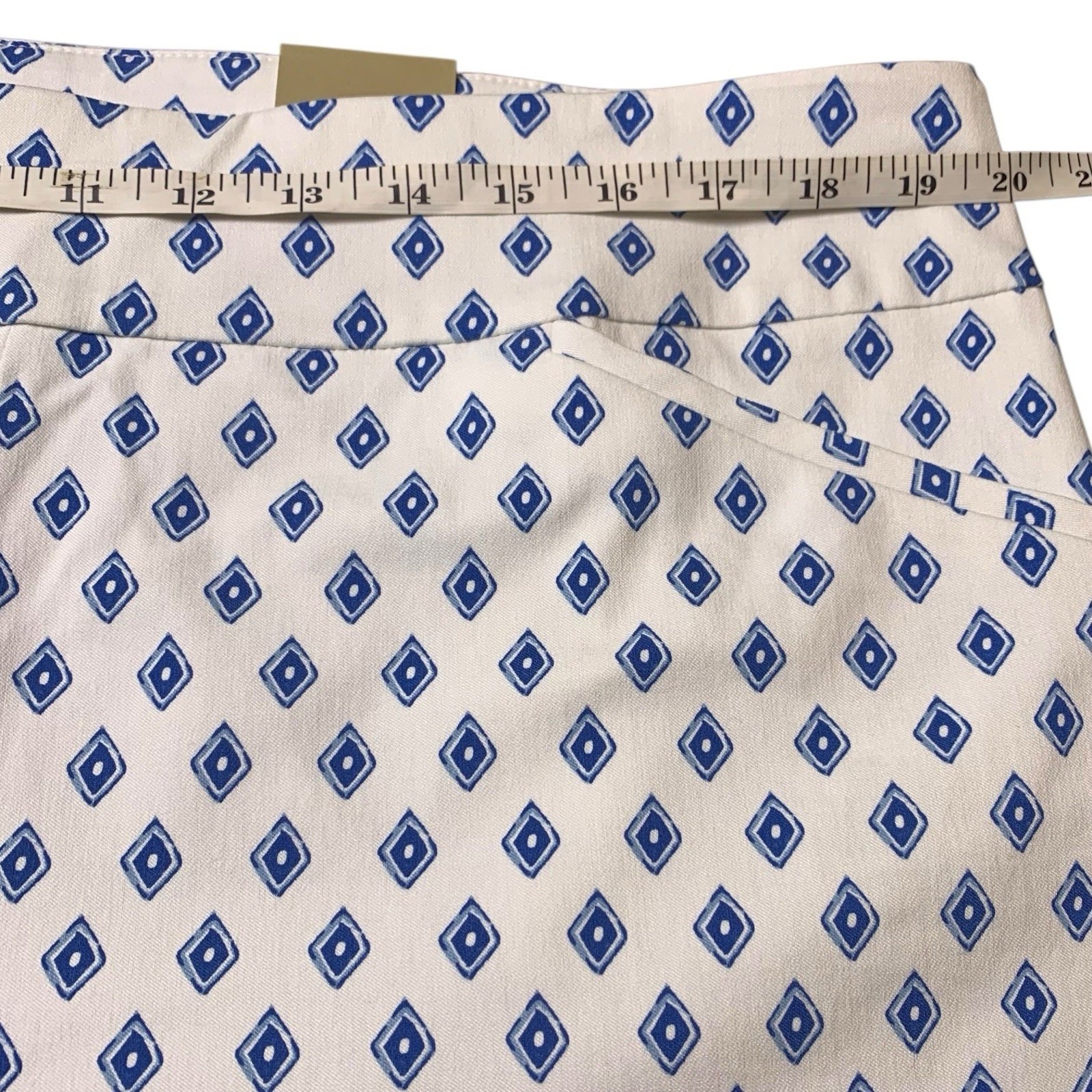 Chico’s Capri NWT Size 3.5 (18) Josie Stretch Capri Diamond Fusion Navy Peony